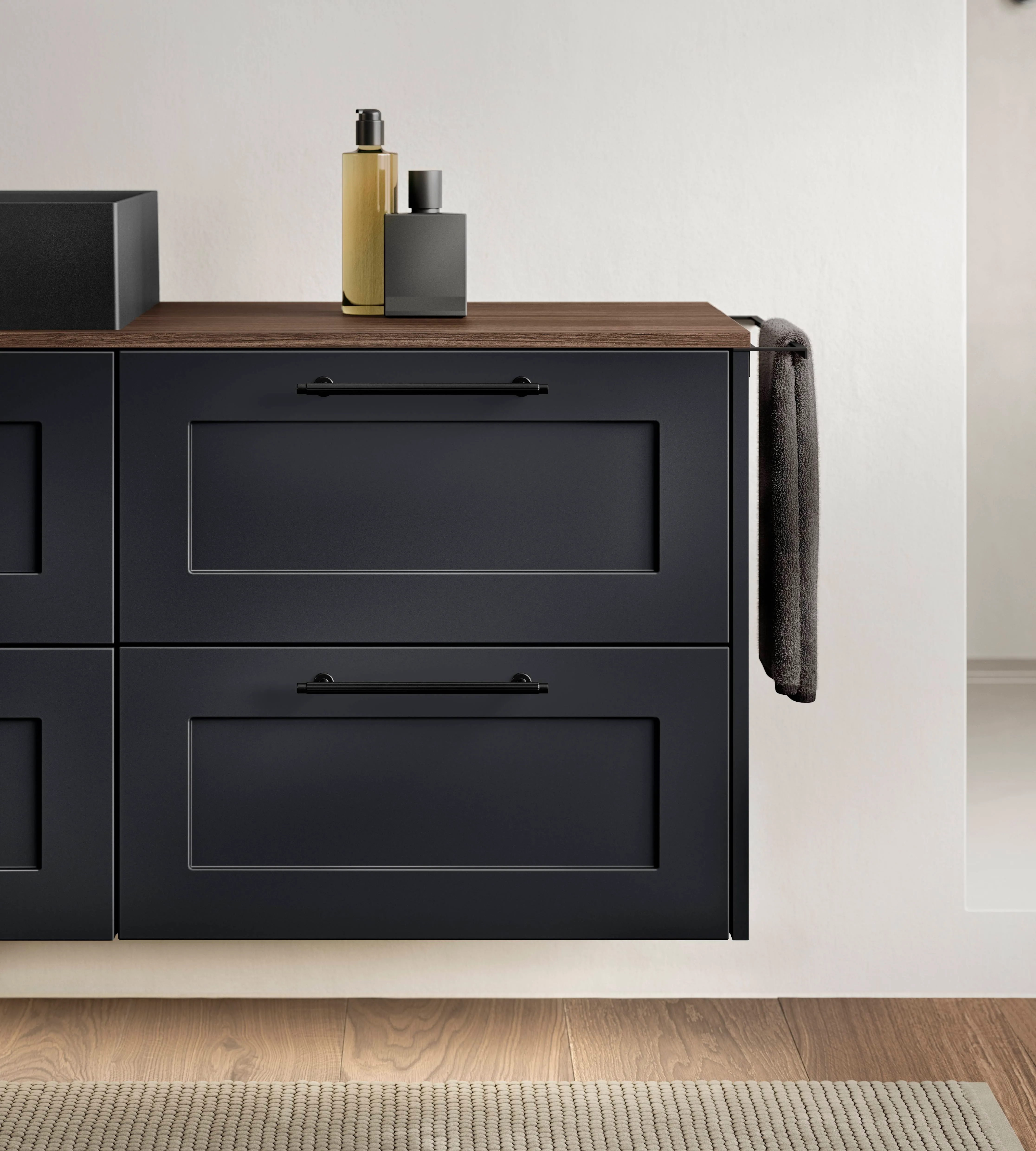 Meuble de salle de bain sur mesure noir avec porte-serviette intégré et plan bois Meuble de salle de bain sur mesure noir avec porte-serviette intégré et plan bois