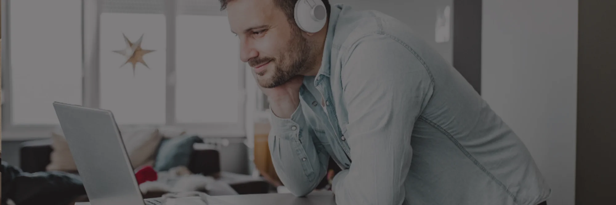Aménagement bureau moderne à domicile avec espace de travail intégré au salon Aménagement bureau moderne à domicile avec espace de travail intégré au salon