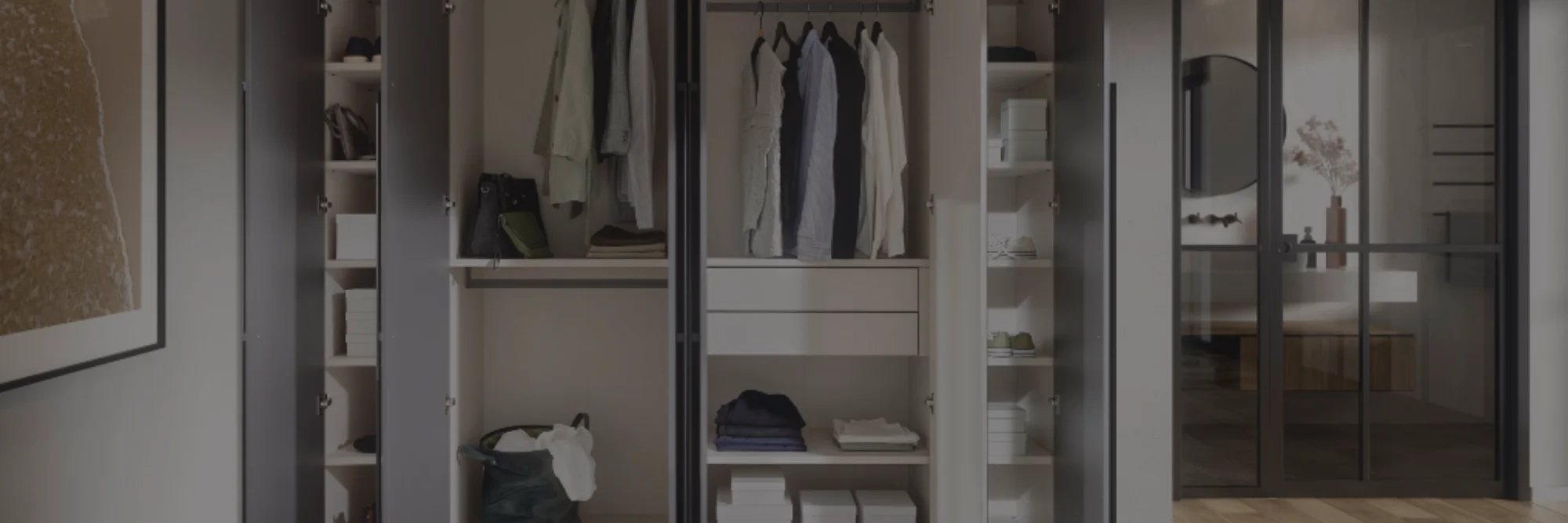 Aménagement dressing sur mesure avec penderie, étagères et tiroirs de rangement Aménagement dressing sur mesure avec penderie, étagères et tiroirs de rangement