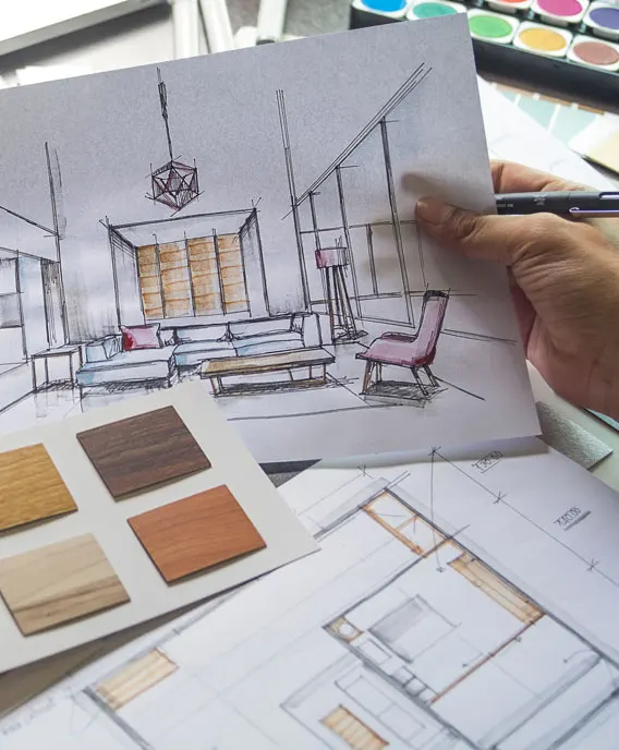 Architecte d'intérieur Cuisines Elite dessinant un croquis avec échantillons de bois et plans Architecte d'intérieur Cuisines Elite dessinant un croquis avec échantillons de bois et plans
