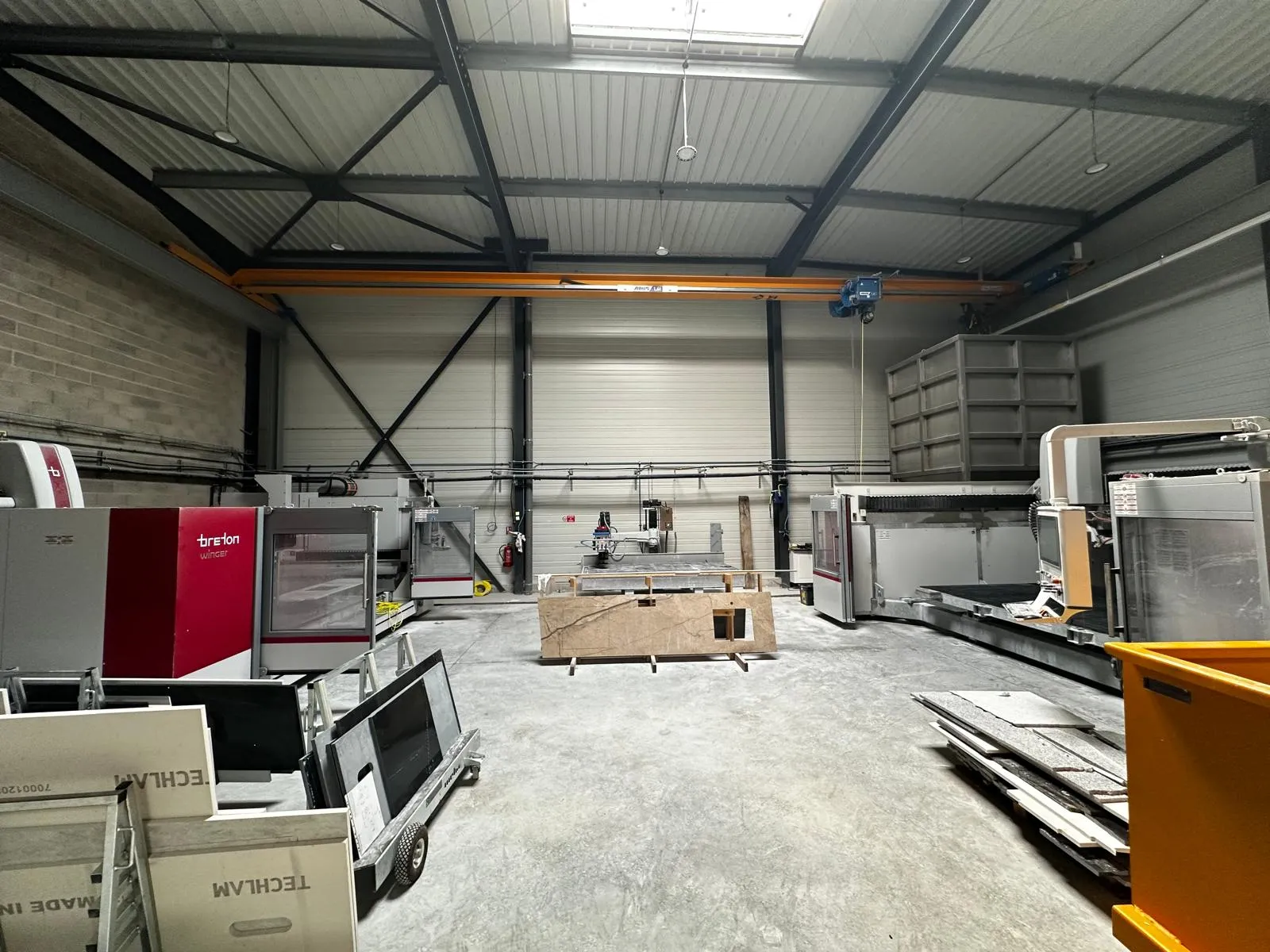 Atelier de marbrerie Cuisines Elite Stone avec centres d'usinage Breton et pont roulant Atelier de marbrerie Cuisines Elite Stone avec centres d'usinage Breton et pont roulant