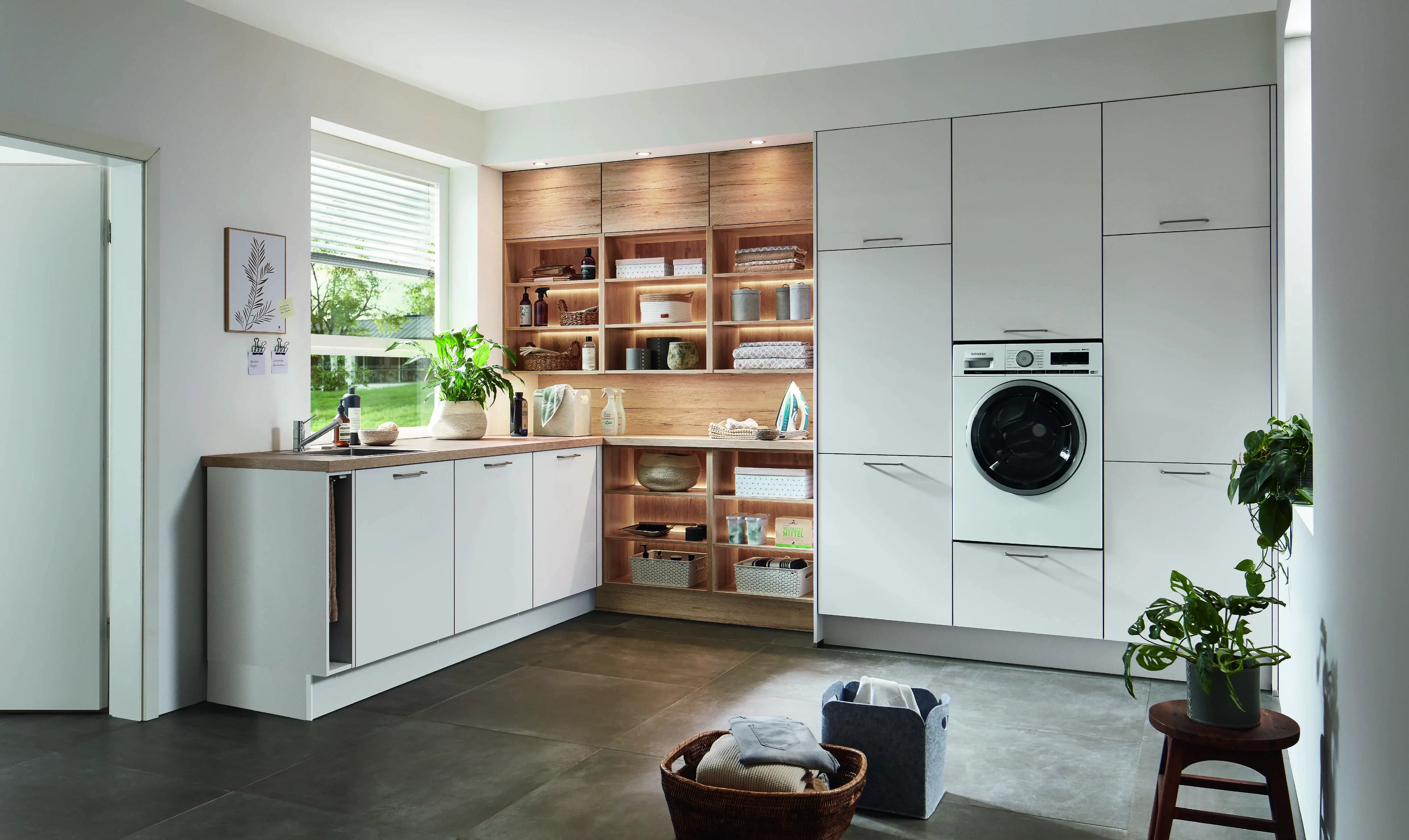 Buanderie sur mesure blanche avec étagères bois éclairées LED et lave-linge encastré Buanderie sur mesure blanche avec étagères bois éclairées LED et lave-linge encastré