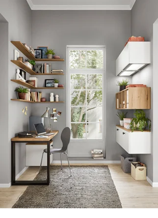 Bureau style nordique blanc et bois avec étagères murales et rangements suspendus Bureau style nordique blanc et bois avec étagères murales et rangements suspendus