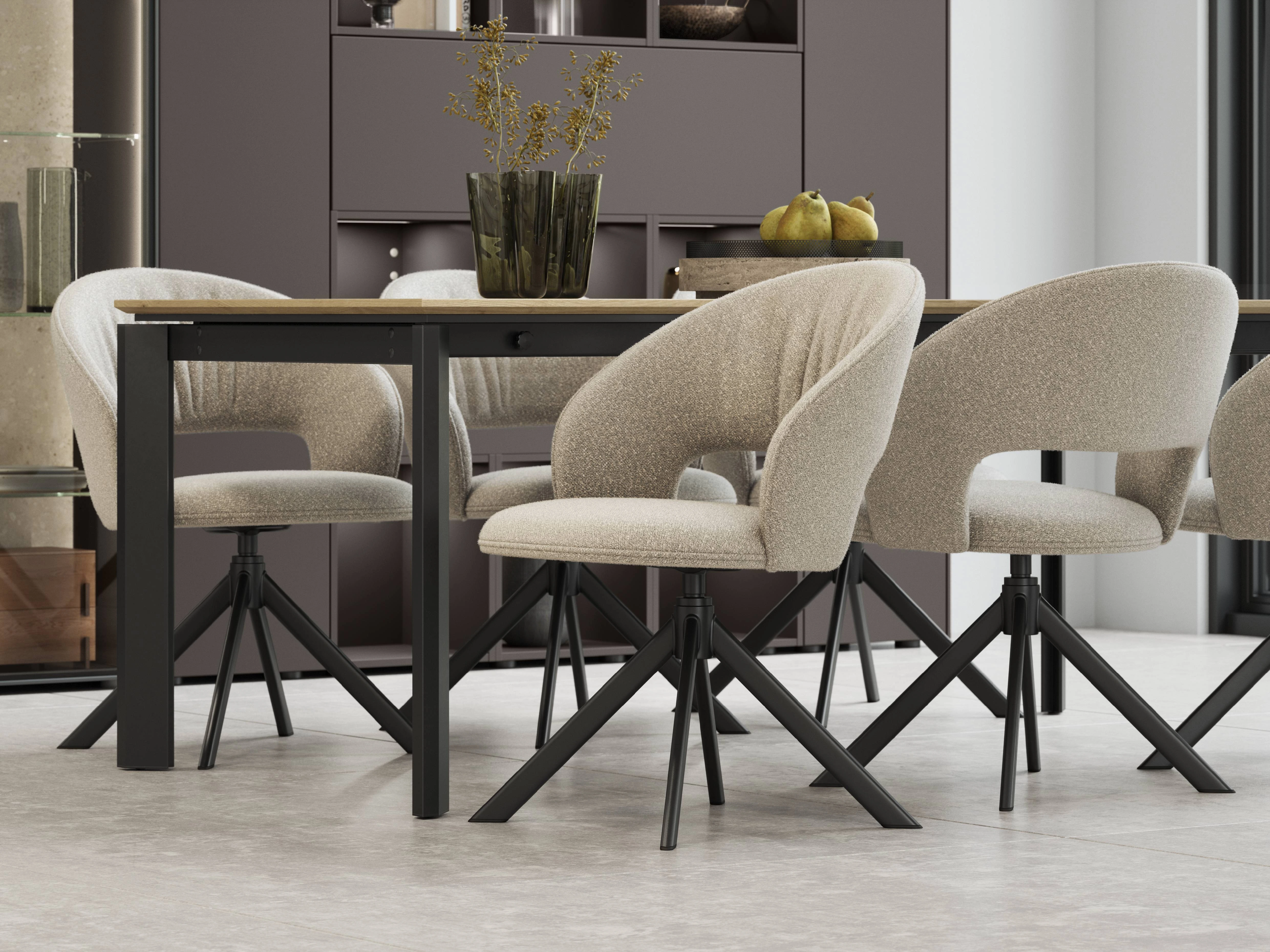 Chaises pivotantes en tissu bouclé beige autour d'une table à manger bois et métal noir Chaises pivotantes en tissu bouclé beige autour d'une table à manger bois et métal noir