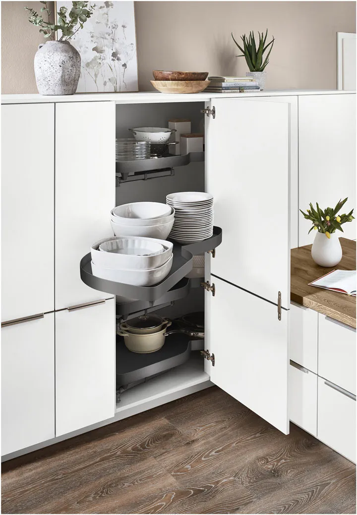 Colonne d'angle blanche avec plateaux tournants rangeant vaisselle et casseroles Colonne d'angle blanche avec plateaux tournants rangeant vaisselle et casseroles