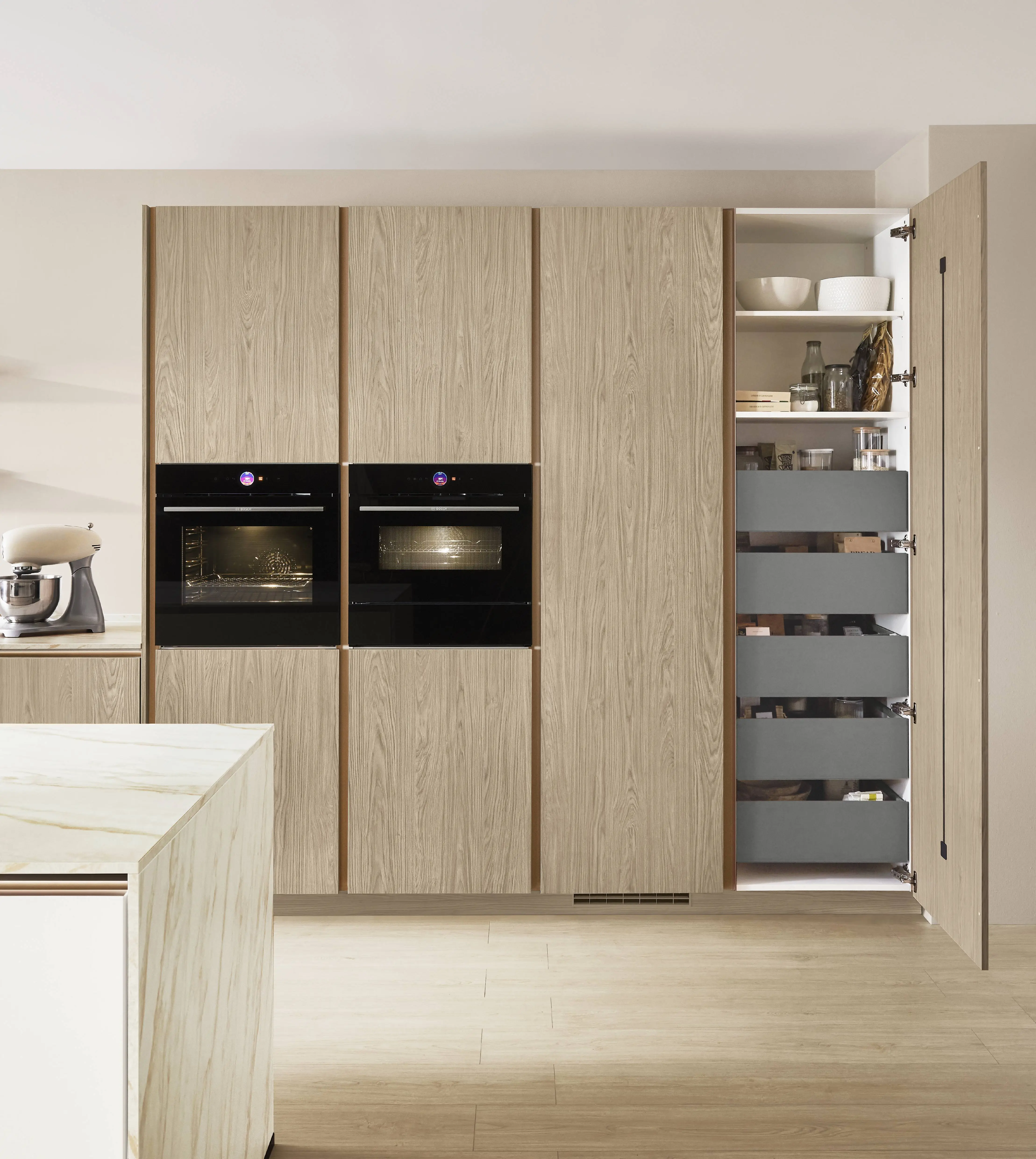 Cuisine équipée avec colonnes de rangement bois et garde-manger à tiroirs coulissants Cuisine équipée avec colonnes de rangement bois et garde-manger à tiroirs coulissants