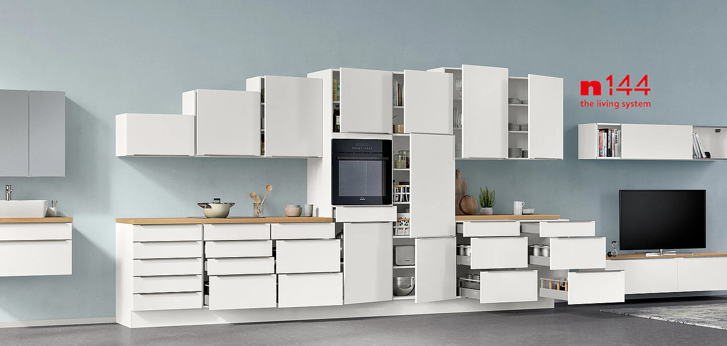 Système N144 avec caissons XL blancs multi-usages, tiroirs et portes ouverts Système N144 avec caissons XL blancs multi-usages, tiroirs et portes ouverts