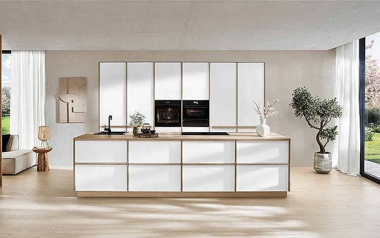 cuisine-design-blanche-bois-finitions-laiton.webp cuisine-design-blanche-bois-finitions-laiton.webp