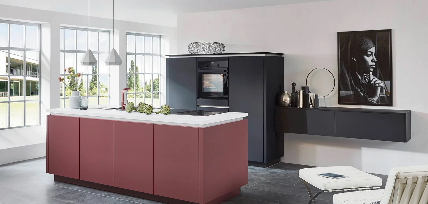 Cuisine design contemporaine avec îlot rouge terracotta et façades noir mat Cuisine design contemporaine avec îlot rouge terracotta et façades noir mat