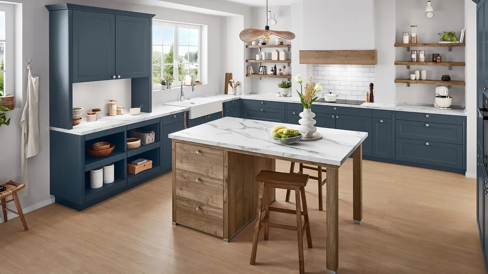 Cuisine en L bleu marine avec îlot central bois et plan de travail en marbre blanc Cuisine en L bleu marine avec îlot central bois et plan de travail en marbre blanc
