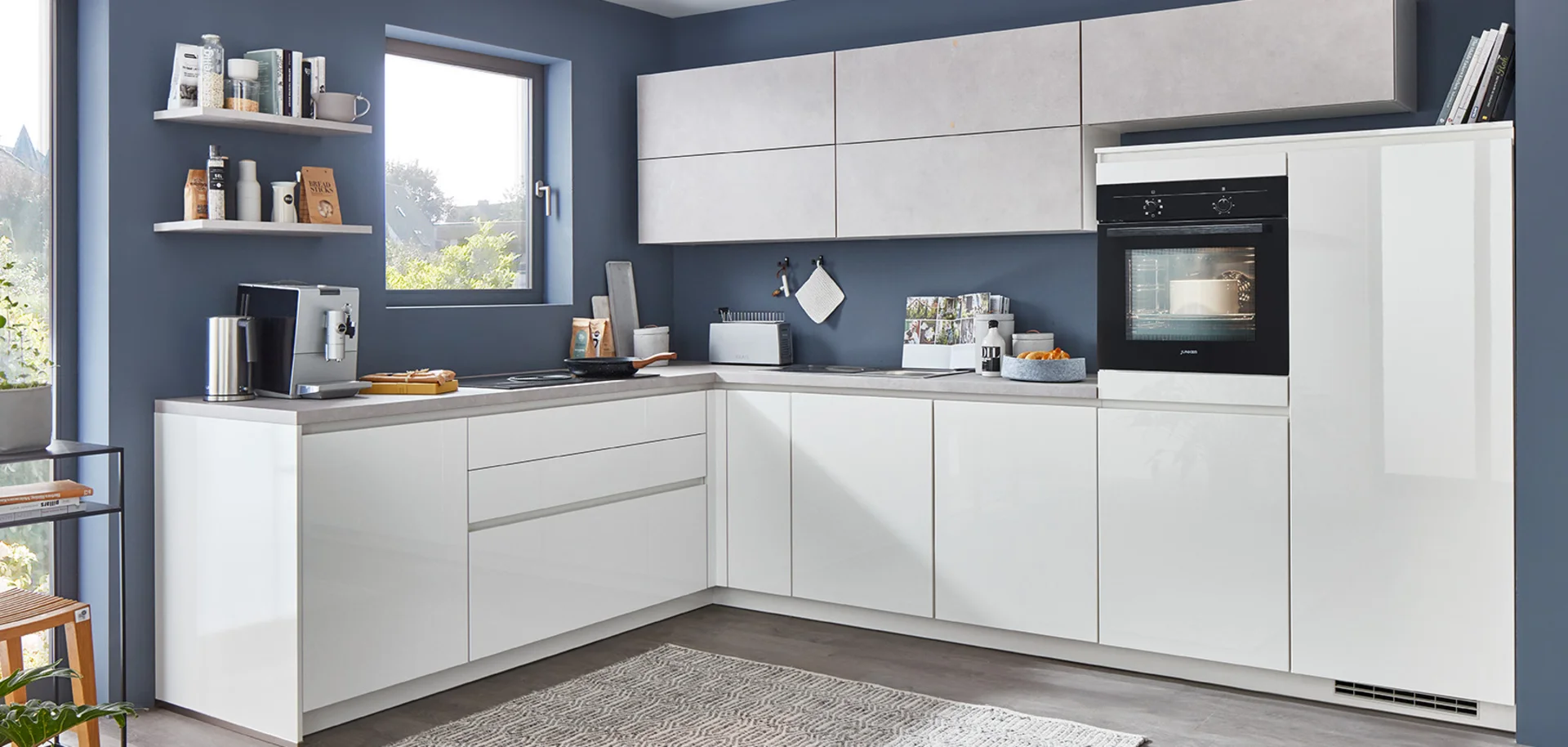 Cuisine en L design Line-N blanche laquée sur mur bleu foncé Cuisine en L design Line-N blanche laquée sur mur bleu foncé