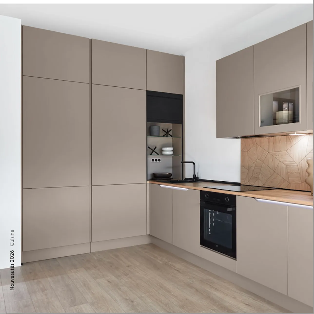 Cuisine en L taupe optimisée avec colonne haute et crédence bois à motifs géométriques Cuisine en L taupe optimisée avec colonne haute et crédence bois à motifs géométriques