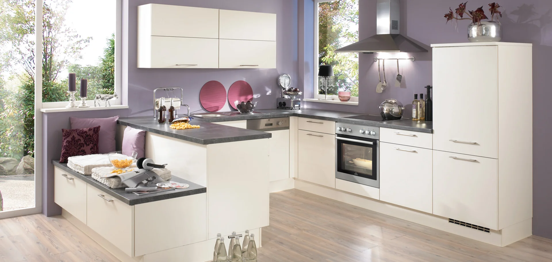 Cuisine en U blanc cassé avec mur violet, hotte inox et coin banquette intégré Cuisine en U blanc cassé avec mur violet, hotte inox et coin banquette intégré
