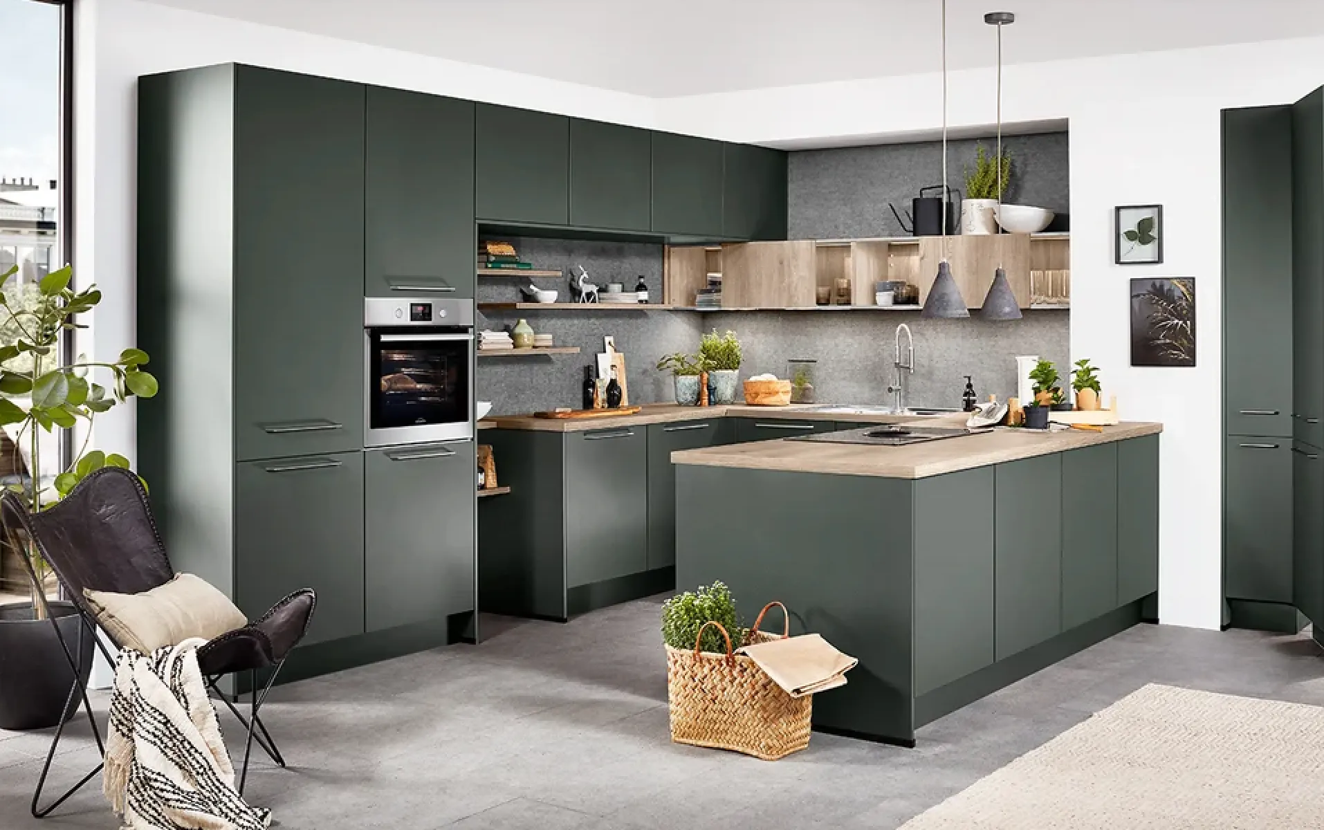 Cuisine en U vert olive mat avec étagères bois ouvertes et péninsule centrale Cuisine en U vert olive mat avec étagères bois ouvertes et péninsule centrale