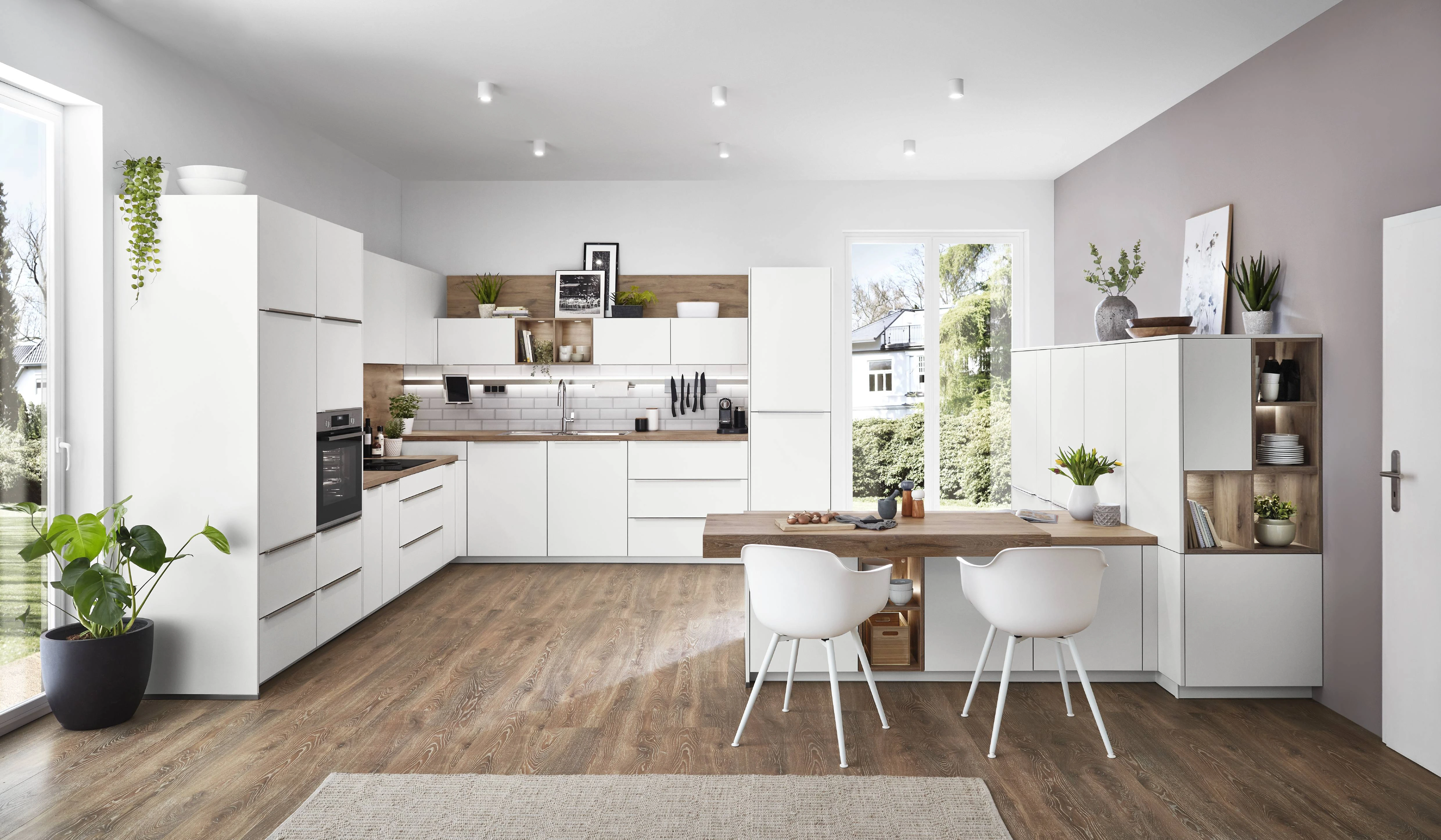 Cuisine équipée blanche en U avec rangements, niche bois et table intégrée Cuisine équipée blanche en U avec rangements, niche bois et table intégrée