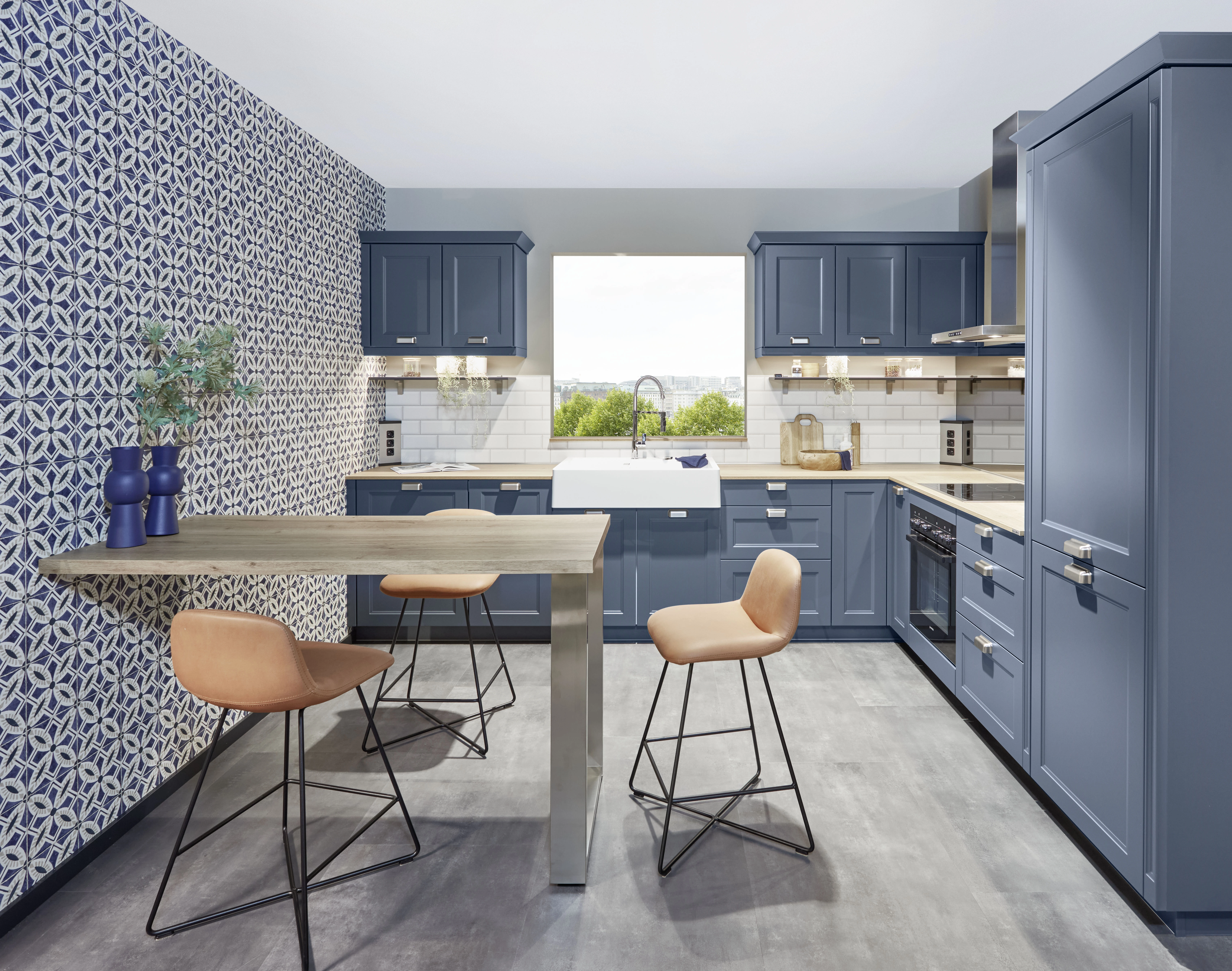 Cuisine équipée bleue et bois avec évier céramique et crédence carreaux de ciment Cuisine équipée bleue et bois avec évier céramique et crédence carreaux de ciment