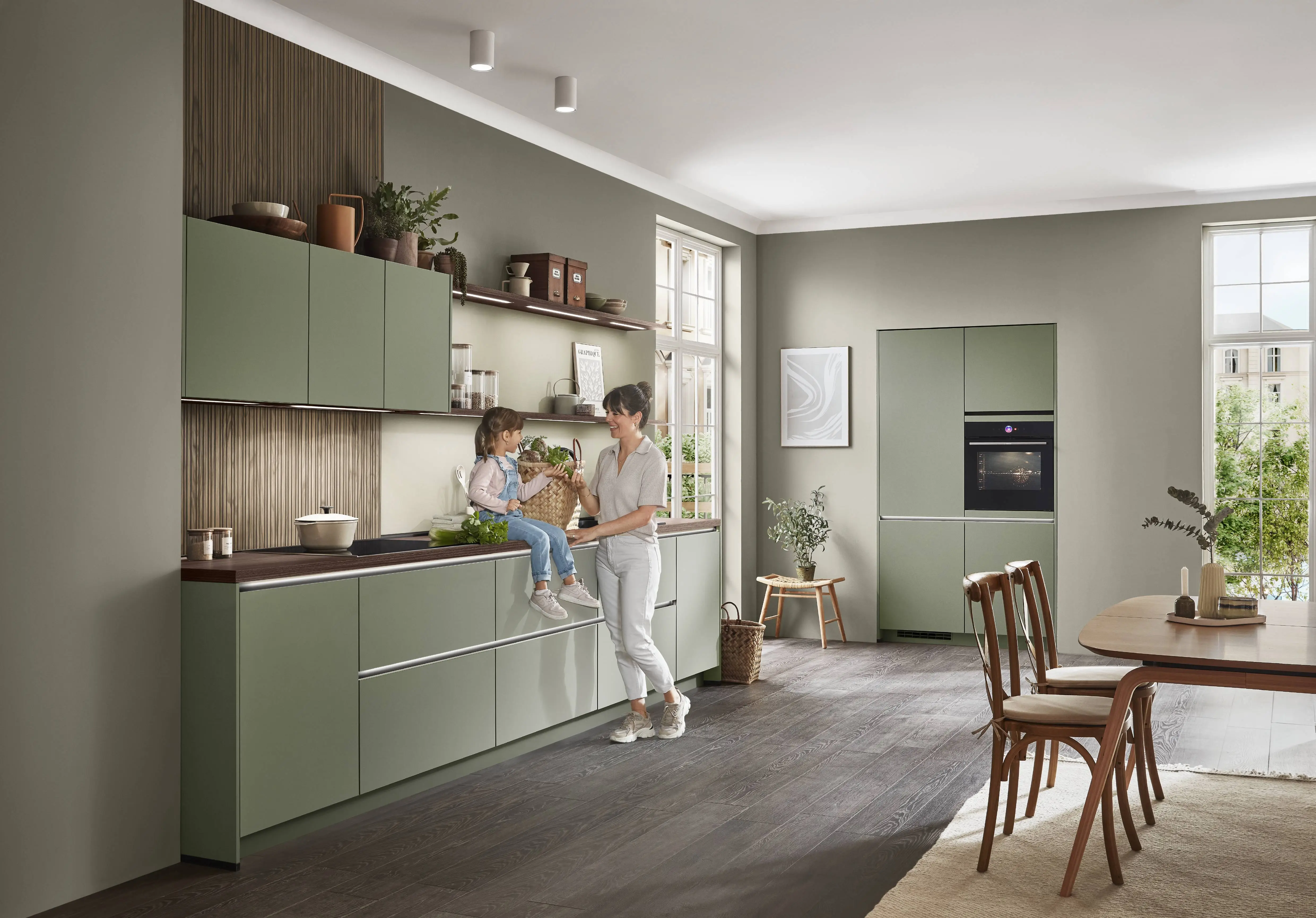 Cuisine équipée design vert sauge avec plan effet bois et coin repas attenant Cuisine équipée design vert sauge avec plan effet bois et coin repas attenant