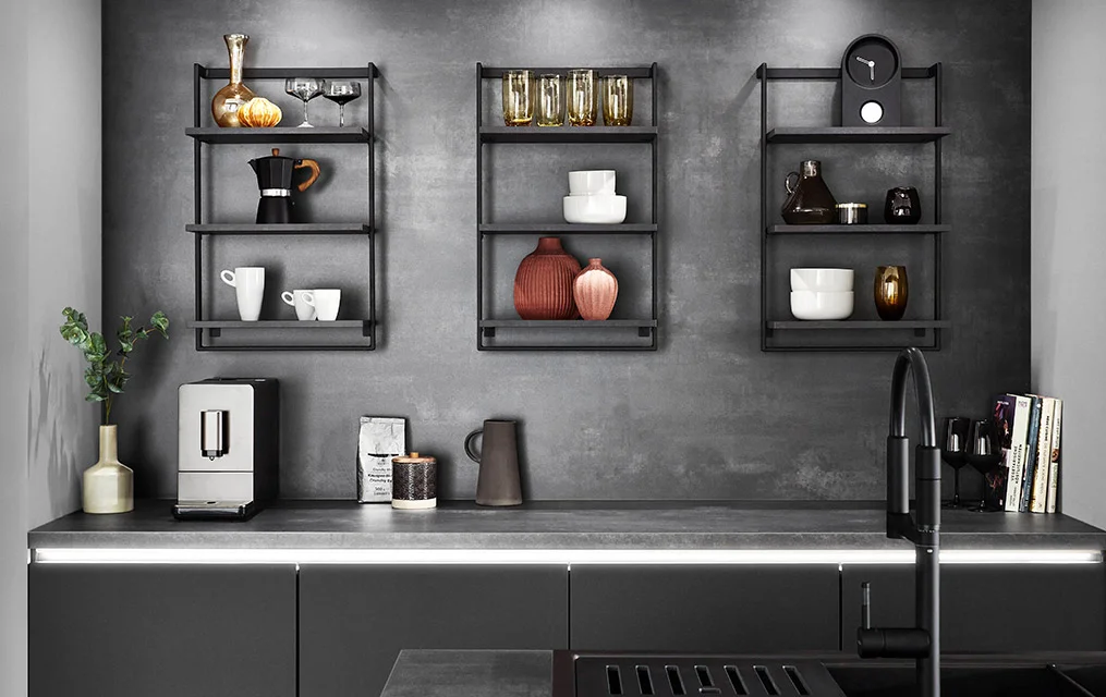 Cuisine grise avec étagères murales en métal noir décorées et éclairage LED intégré Cuisine grise avec étagères murales en métal noir décorées et éclairage LED intégré