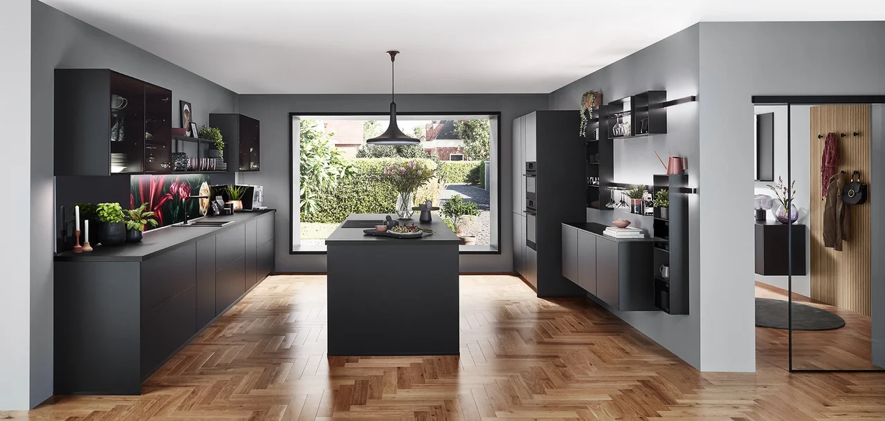 Cuisine noire mate Cuisines Elite avec îlot central, vitrines et suspension au-dessus du plan Cuisine noire mate Cuisines Elite avec îlot central, vitrines et suspension au-dessus du plan