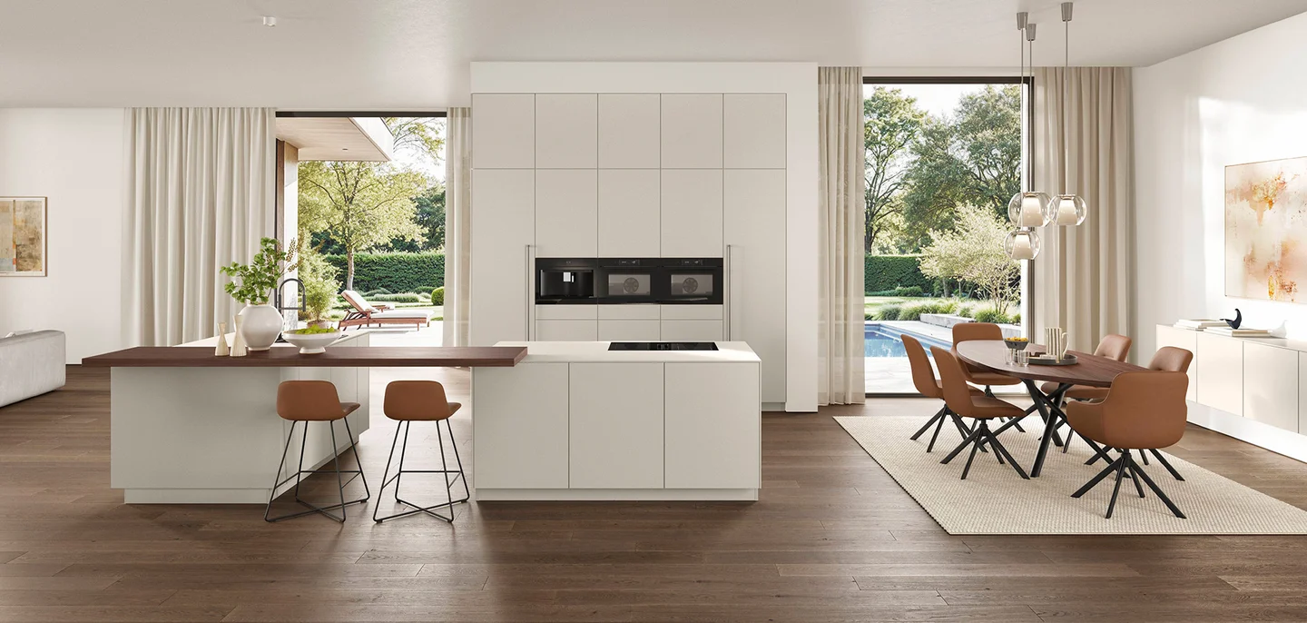Cuisine ouverte minimaliste blanche avec îlot central et espace de vie donnant sur le jardin Cuisine ouverte minimaliste blanche avec îlot central et espace de vie donnant sur le jardin