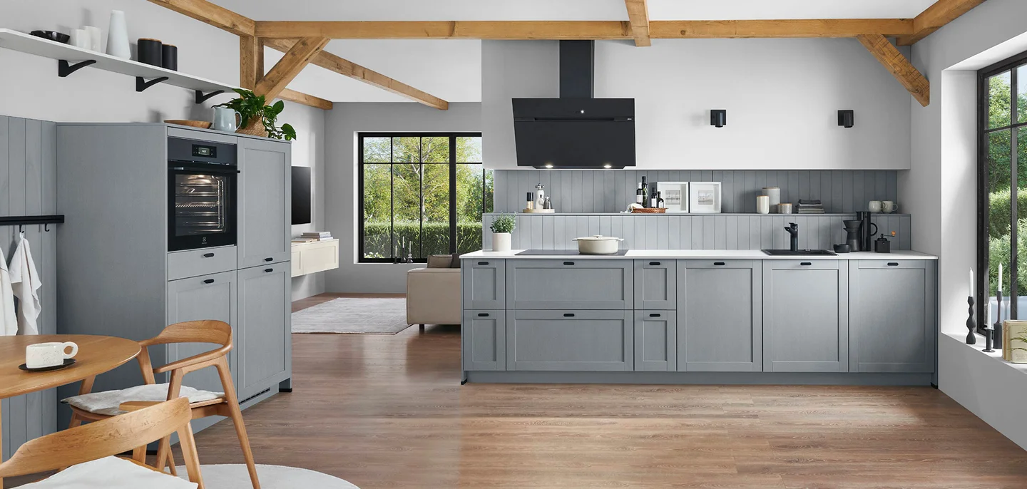 Cuisine ouverte style cottage grise avec poutres apparentes et hotte noire Cuisine ouverte style cottage grise avec poutres apparentes et hotte noire
