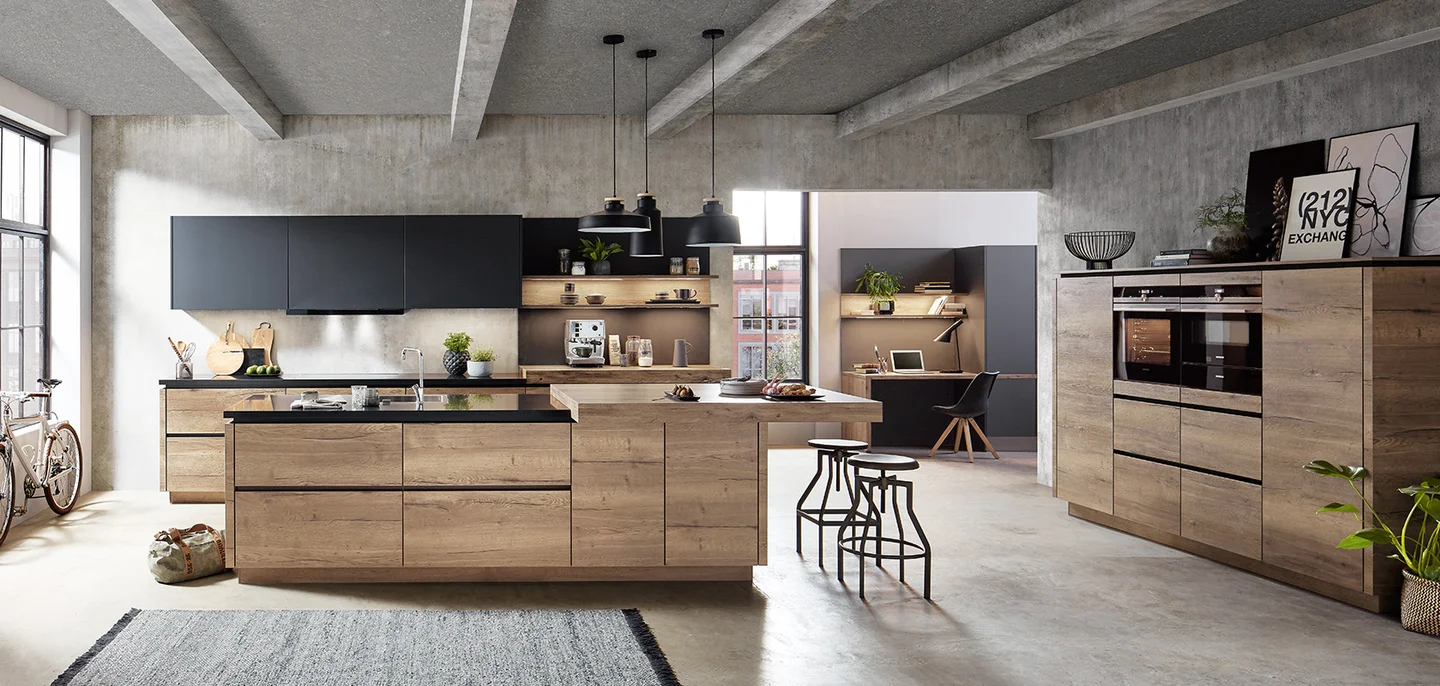 Cuisine ouverte style industriel et naturel, bois brut et façades noires, îlot central Cuisine ouverte style industriel et naturel, bois brut et façades noires, îlot central