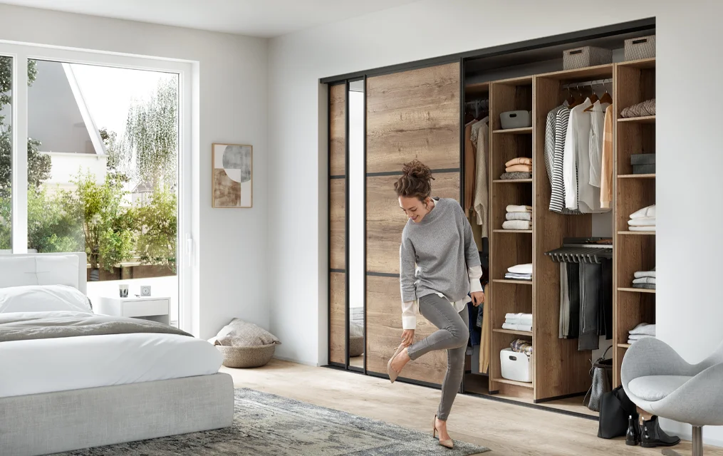 Dressing Cuisines Elite à portes coulissantes avec femme s'habillant dans la chambre Dressing Cuisines Elite à portes coulissantes avec femme s'habillant dans la chambre