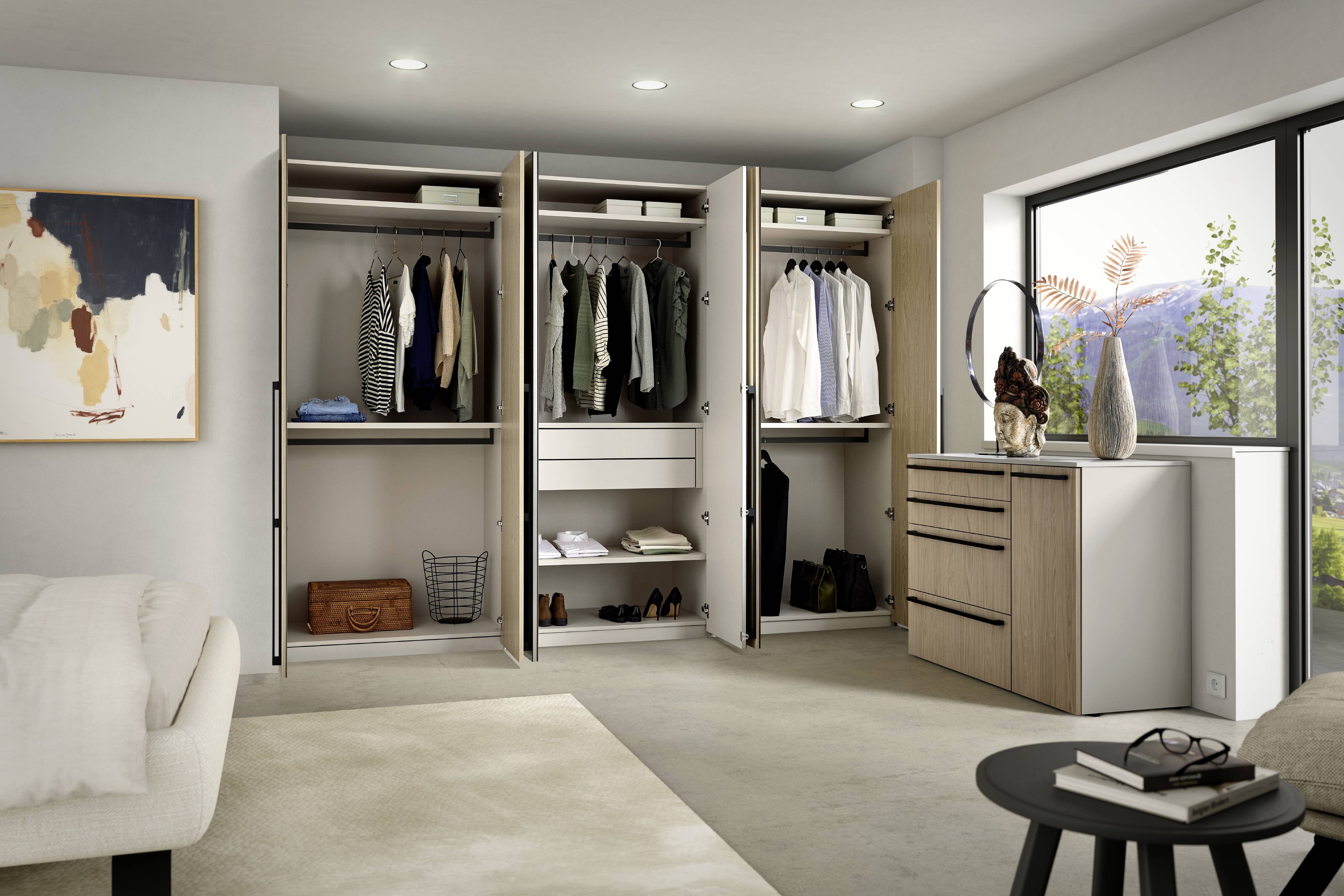 Dressing sur mesure ouvert bois et blanc avec penderies, tiroirs et commode assortie Dressing sur mesure ouvert bois et blanc avec penderies, tiroirs et commode assortie
