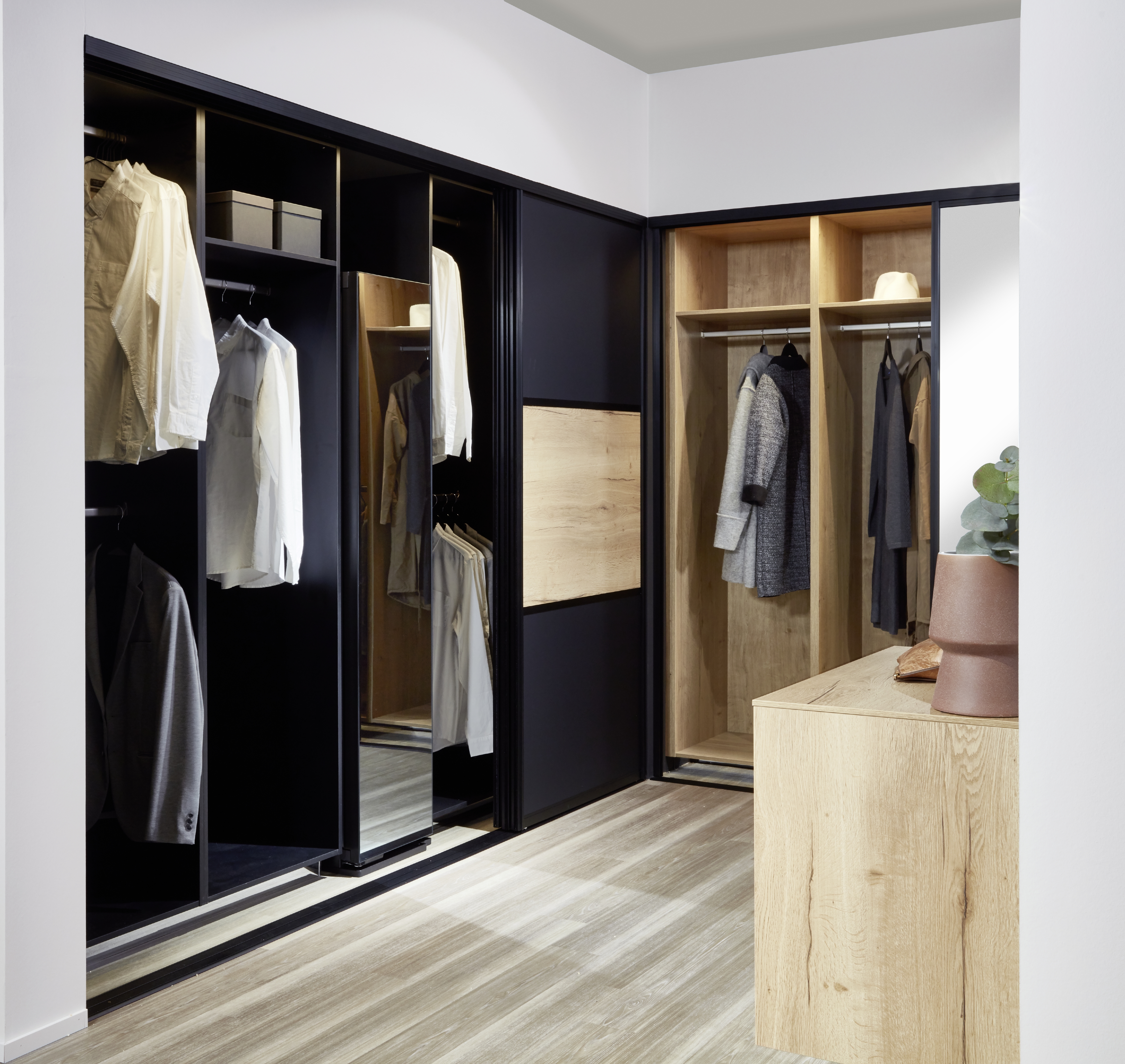 Dressing sur mesure style industriel noir et bois avec penderies et miroir intégré Dressing sur mesure style industriel noir et bois avec penderies et miroir intégré