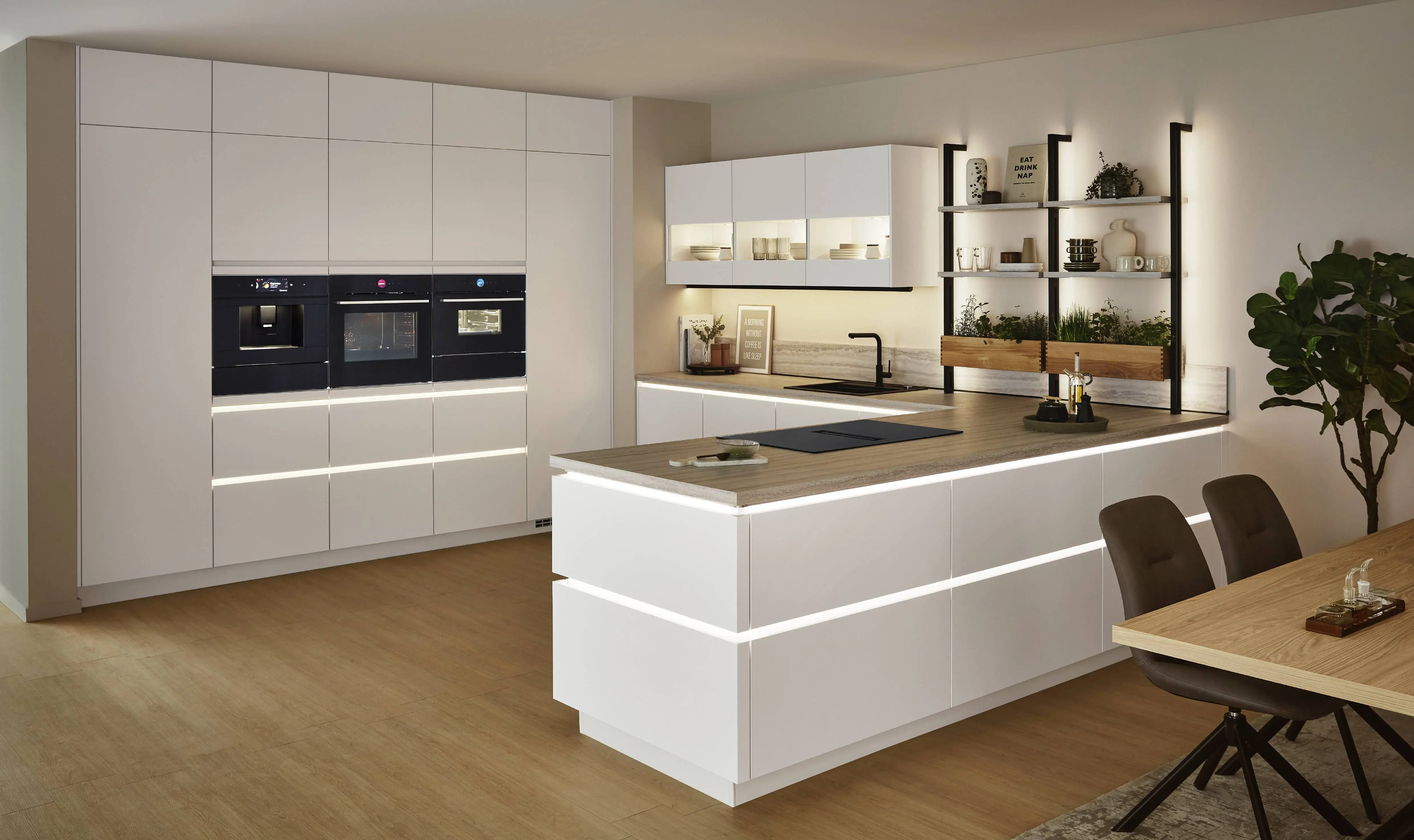 Éclairage LED de cuisine moderne intégré aux façades, îlot et étagères ouvertes Éclairage LED de cuisine moderne intégré aux façades, îlot et étagères ouvertes