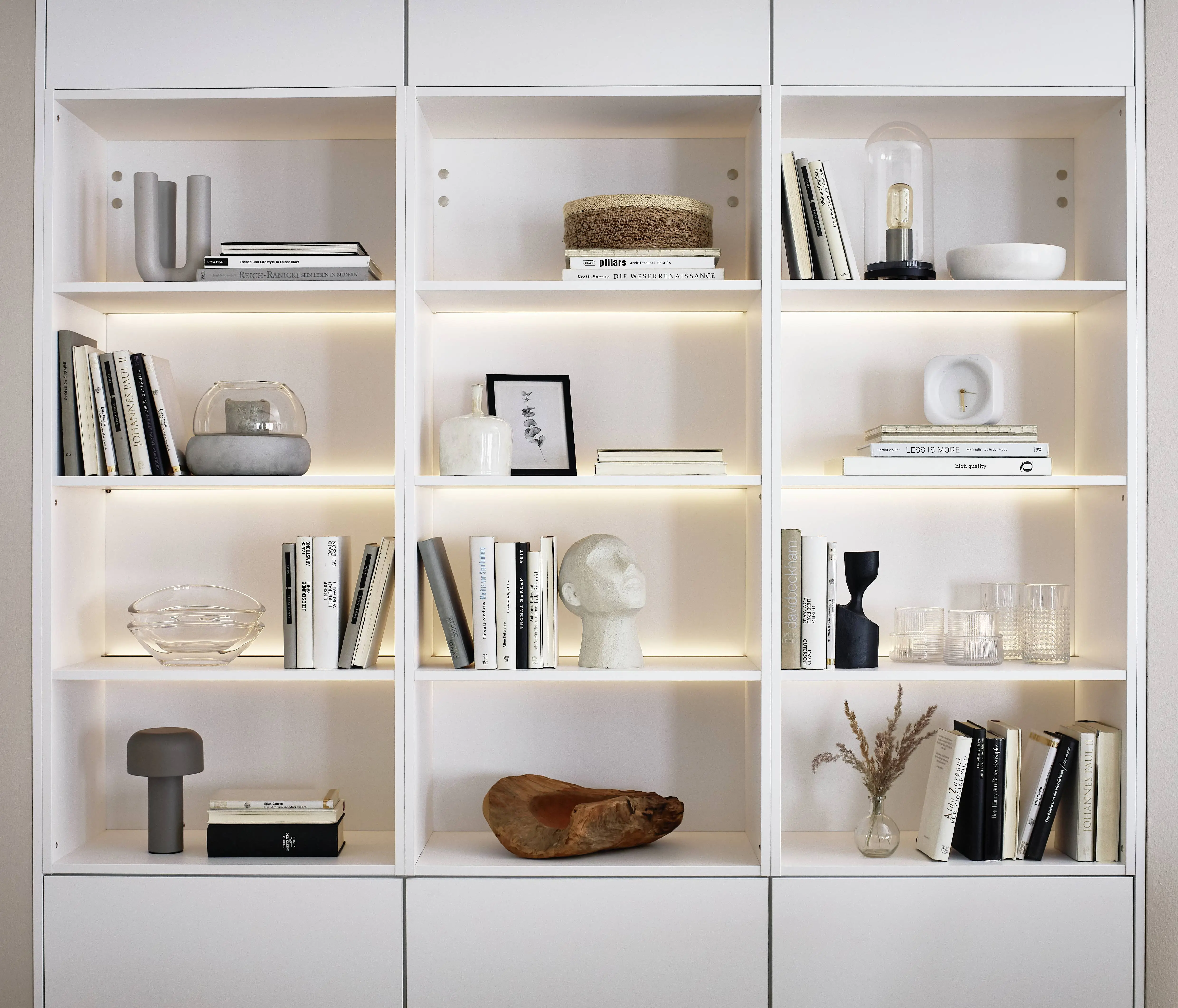 Bibliothèque blanche sur mesure avec éclairage LED intégré dans les étagères Bibliothèque blanche sur mesure avec éclairage LED intégré dans les étagères
