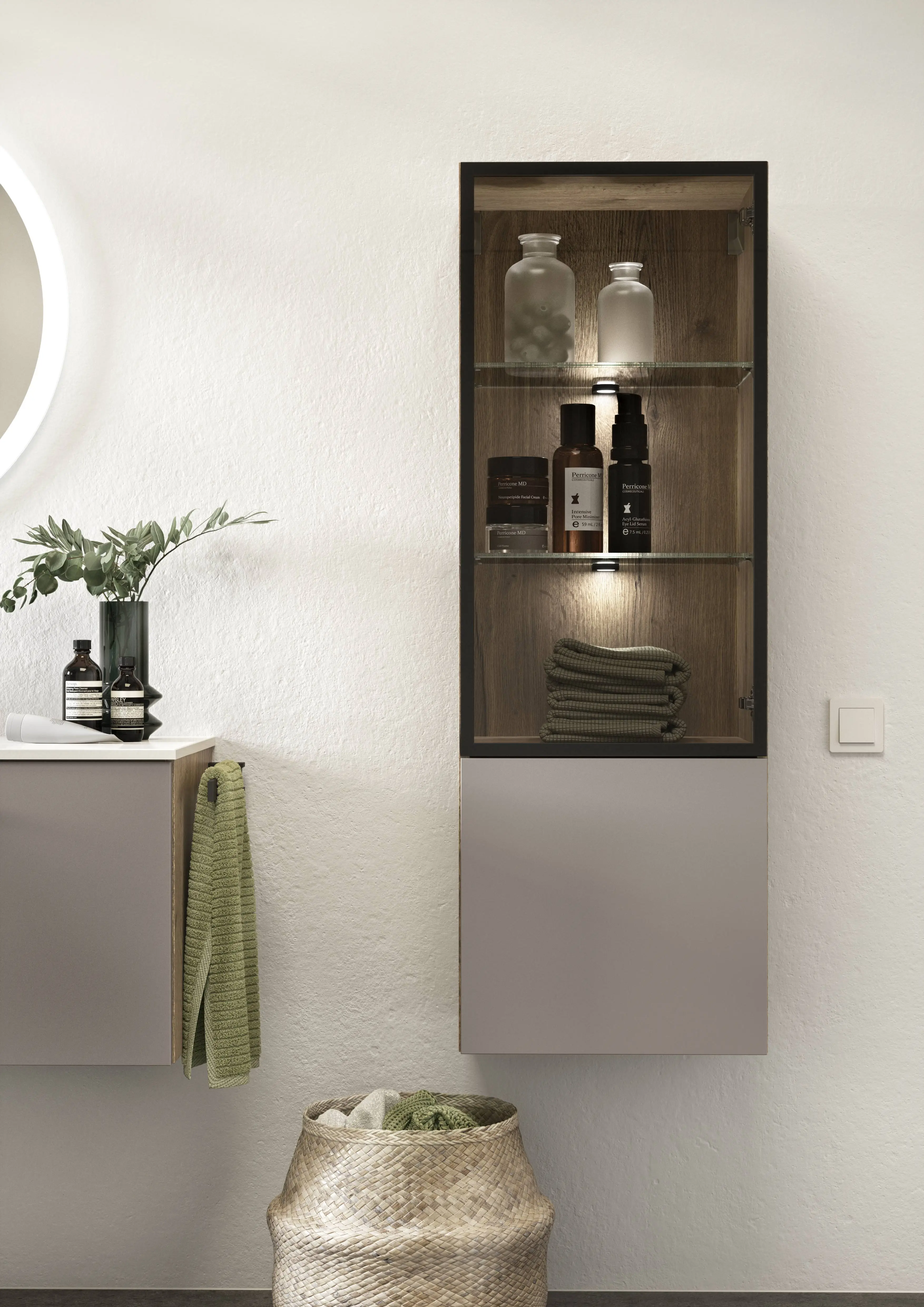 Colonne de salle de bain avec vitrine éclairée LED et étagères en verre Colonne de salle de bain avec vitrine éclairée LED et étagères en verre