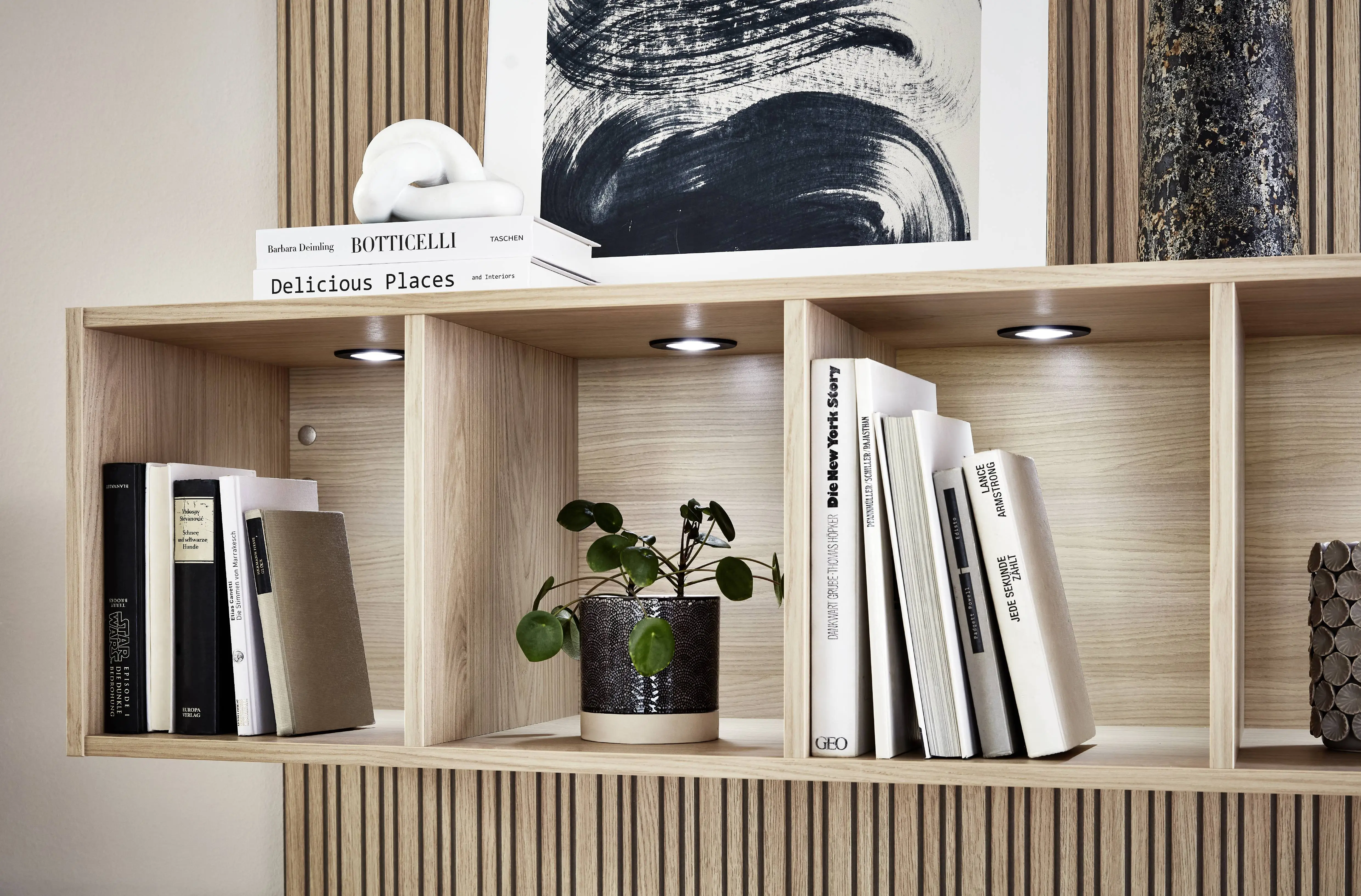 Bibliothèque bois sur mesure avec spots LED encastrés dans les niches Bibliothèque bois sur mesure avec spots LED encastrés dans les niches
