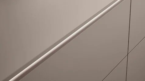 Façade de cuisine finition mate minimaliste taupe avec poignée intégrée fine Façade de cuisine finition mate minimaliste taupe avec poignée intégrée fine