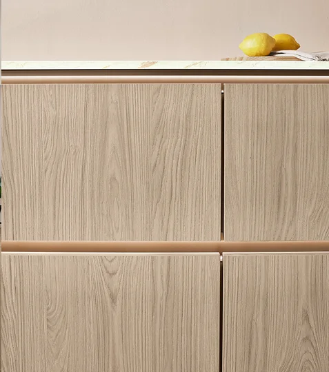 Façades de cuisine bois couleur naturelle avec finitions laiton et plan de travail marbré Façades de cuisine bois couleur naturelle avec finitions laiton et plan de travail marbré