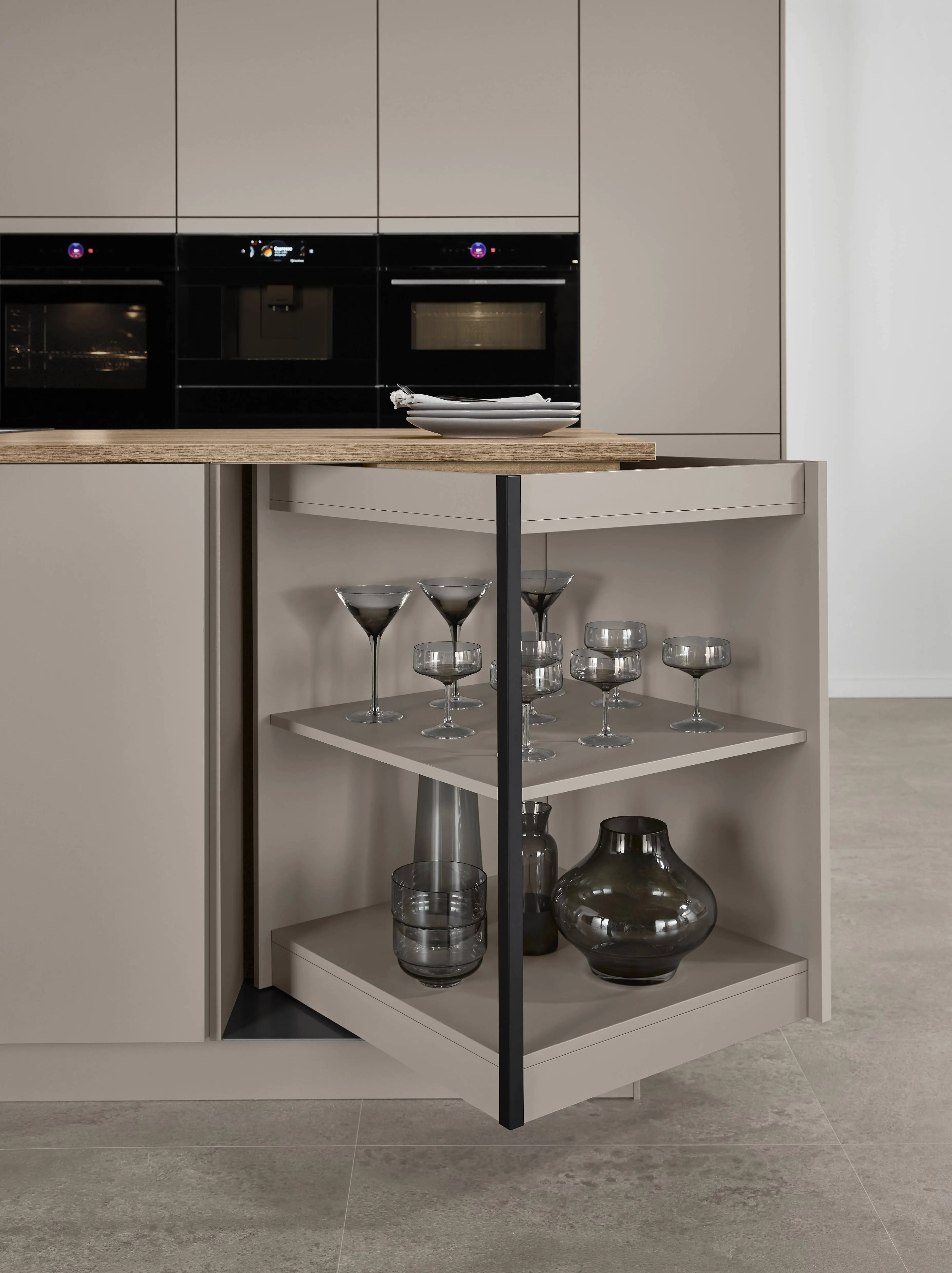 Cuisine équipée avec îlot central et rangement d'angle pivotant pour verrerie Cuisine équipée avec îlot central et rangement d'angle pivotant pour verrerie