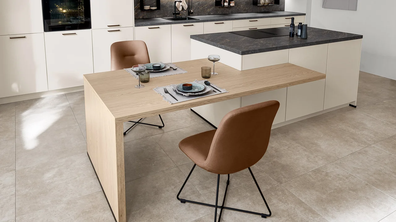 Îlot de cuisine avec table à manger bois intégrée et plan de travail en pierre noire Îlot de cuisine avec table à manger bois intégrée et plan de travail en pierre noire