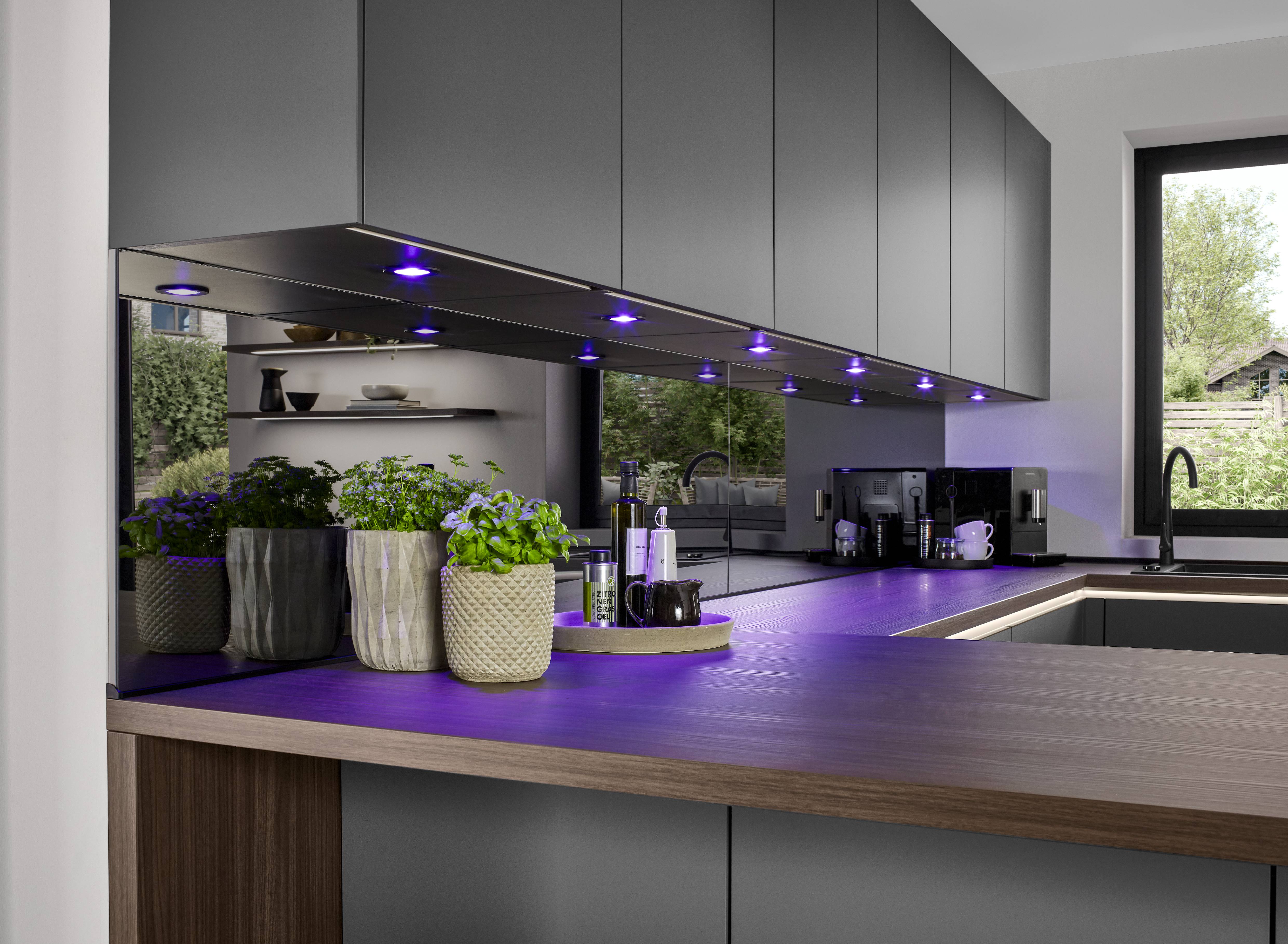 Cuisine sur mesure avec éclairage LED intégré sous les meubles hauts, offrant un plan de travail lumineux et une ambiance contemporaine. Cuisine sur mesure avec éclairage LED intégré sous les meubles hauts, offrant un plan de travail lumineux et une ambiance contemporaine.