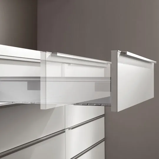 Vue en transparence du mécanisme coulissant d'un tiroir blanc de cuisine Cuisines Elite Vue en transparence du mécanisme coulissant d'un tiroir blanc de cuisine Cuisines Elite