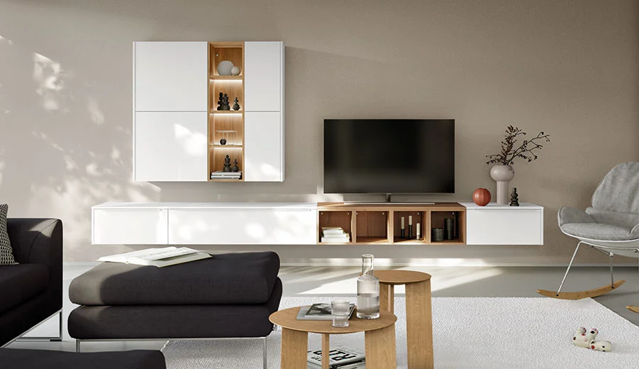 Meuble TV suspendu blanc et bois avec niches éclairées, dans un salon contemporain Meuble TV suspendu blanc et bois avec niches éclairées, dans un salon contemporain