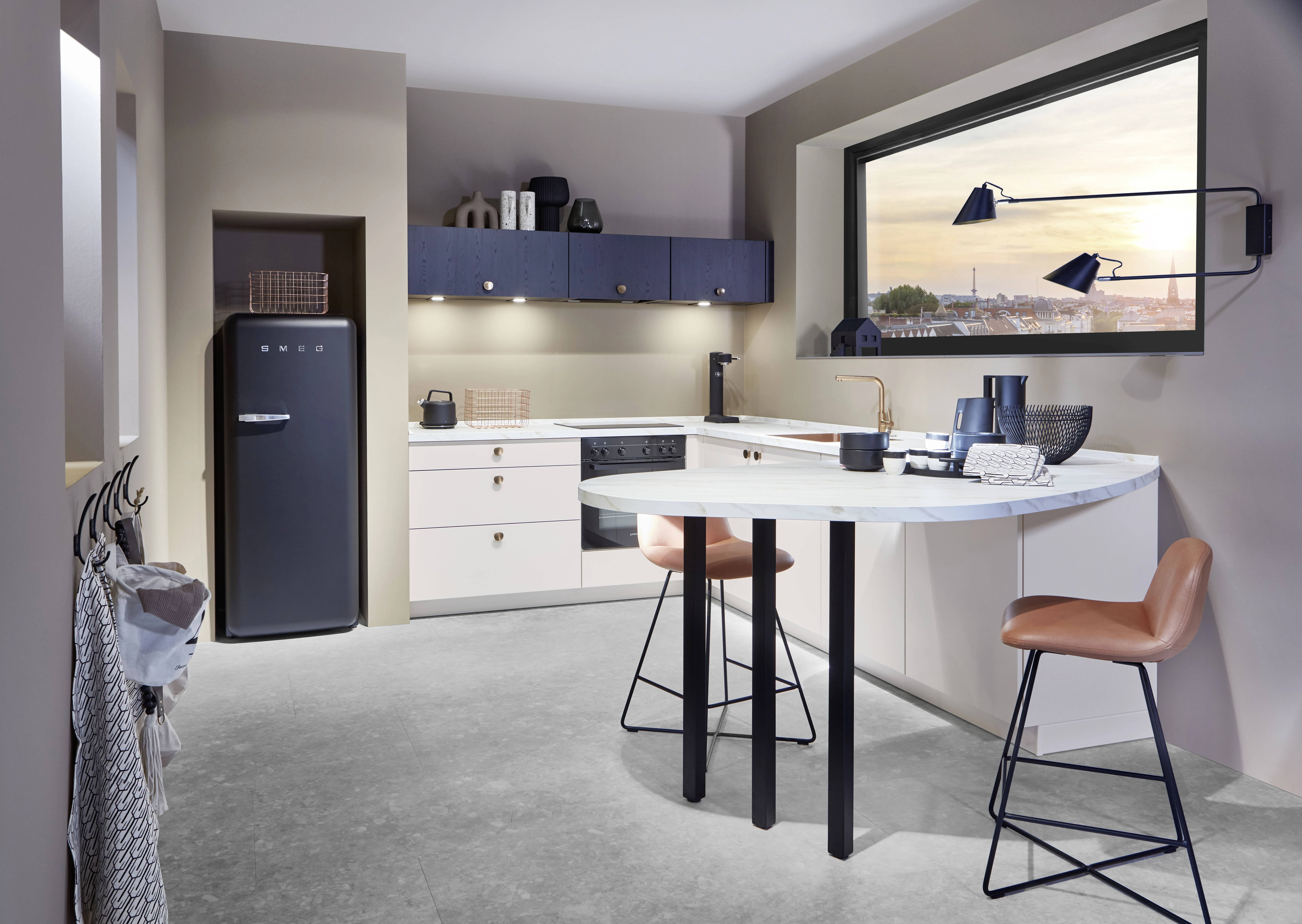Petite cuisine équipée en angle avec table ronde marbre et réfrigérateur Smeg Petite cuisine équipée en angle avec table ronde marbre et réfrigérateur Smeg