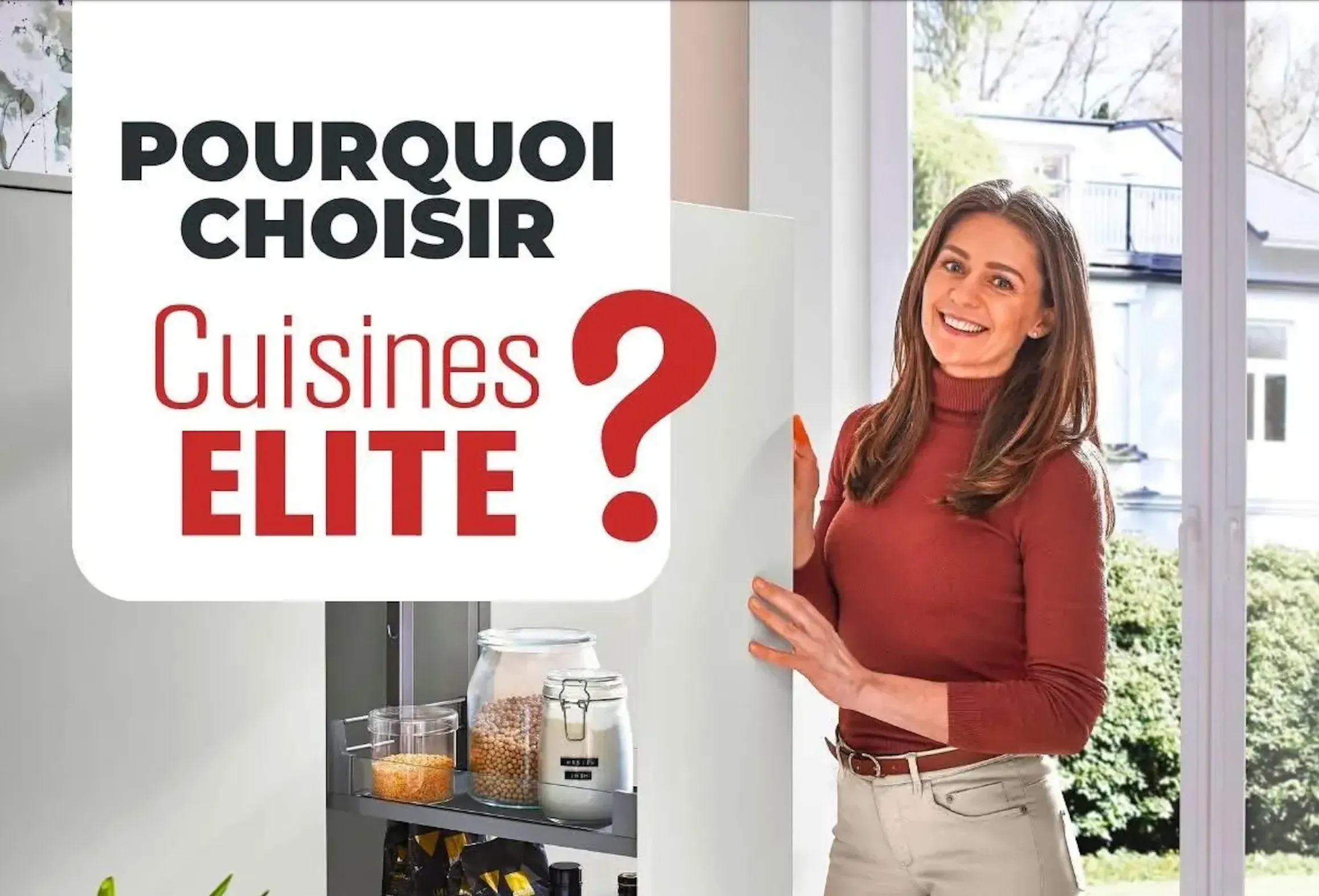 Bannière "Pourquoi choisir Cuisines Elite", femme devant colonne de rangement garde-manger Bannière "Pourquoi choisir Cuisines Elite", femme devant colonne de rangement garde-manger