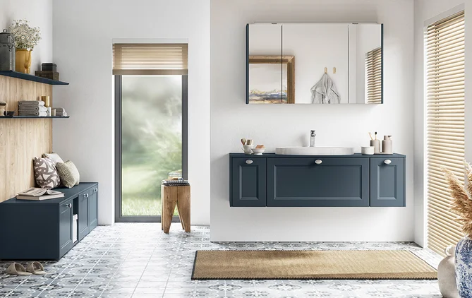 Salle de bain avec meuble vasque bleu fjord suspendu et armoire miroir Salle de bain avec meuble vasque bleu fjord suspendu et armoire miroir