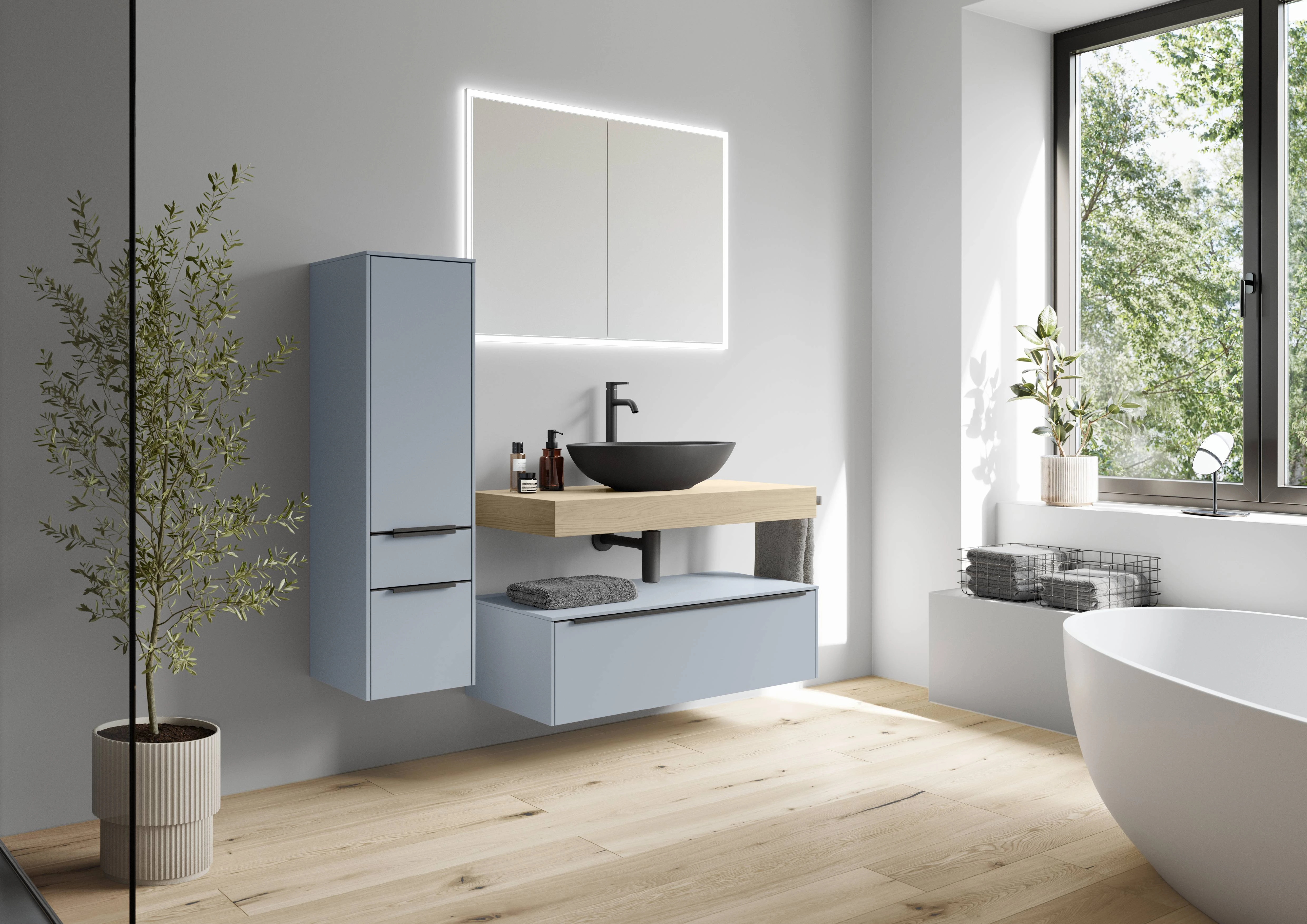 Salle de bain sur mesure design bleu-gris avec vasque à poser noire et baignoire îlot Salle de bain sur mesure design bleu-gris avec vasque à poser noire et baignoire îlot