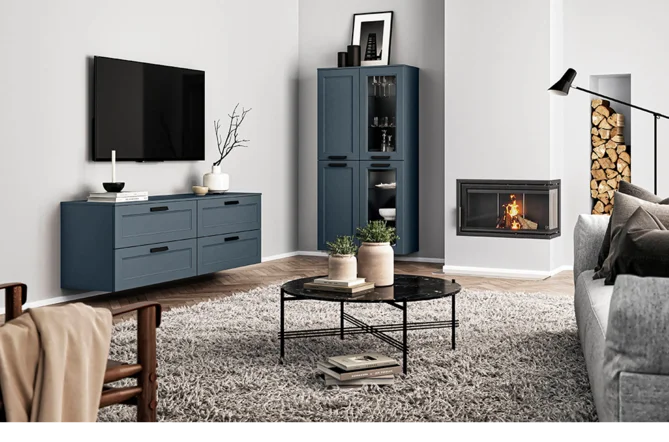 Salon avec meuble TV et vitrine bleu fjord, cheminée et rangement bois Salon avec meuble TV et vitrine bleu fjord, cheminée et rangement bois