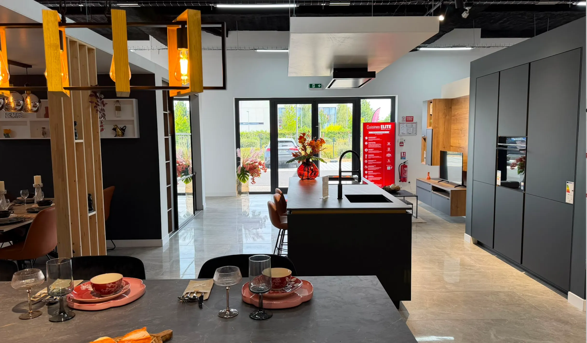 Showroom Cuisines Elite avec cuisines d'exposition, îlot noir et espace convivial Showroom Cuisines Elite avec cuisines d'exposition, îlot noir et espace convivial