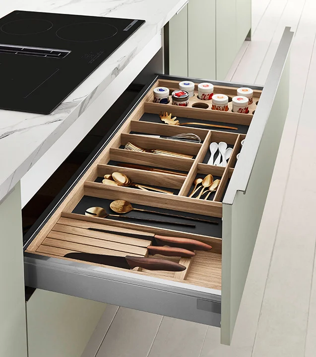 Tiroir compartimenté en bois avec accessoires intérieurs pour couverts, couteaux et épices Tiroir compartimenté en bois avec accessoires intérieurs pour couverts, couteaux et épices
