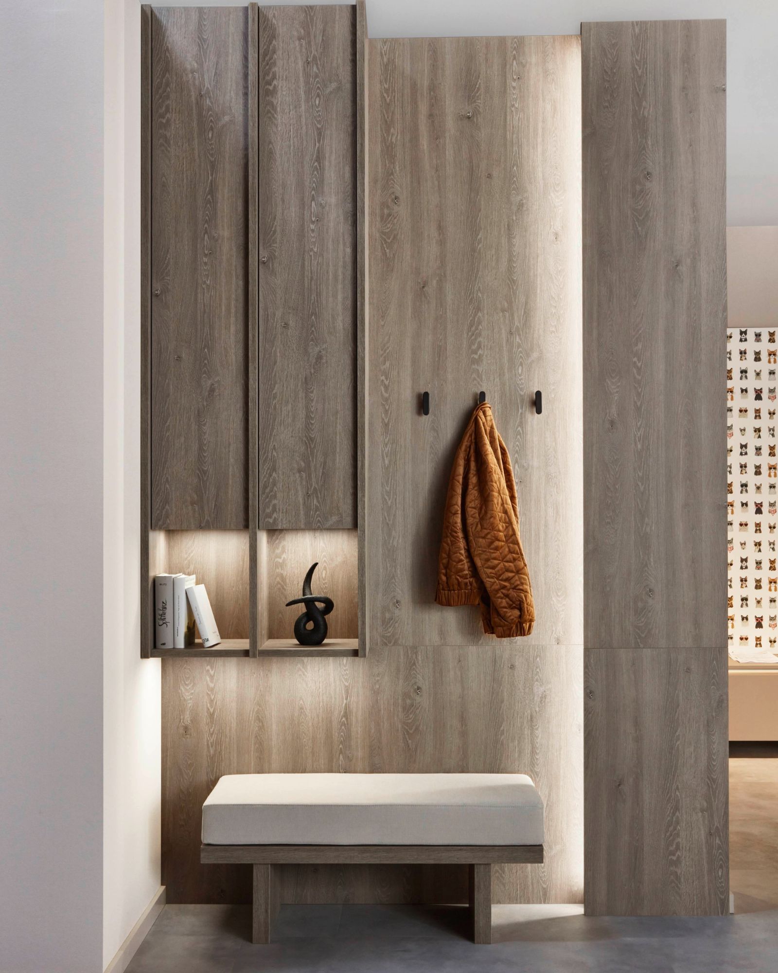 Vestiaire d'entrée sur mesure en bois avec placards, patères et banc assis Vestiaire d'entrée sur mesure en bois avec placards, patères et banc assis