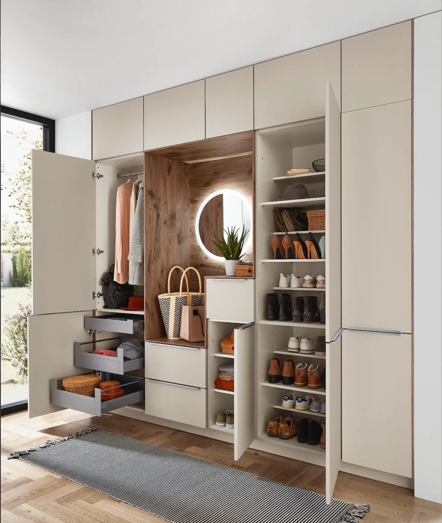 Vestiaire d'entrée Cuisines Elite avec rangements chaussures, miroir lumineux et penderie ouverte Vestiaire d'entrée Cuisines Elite avec rangements chaussures, miroir lumineux et penderie ouverte