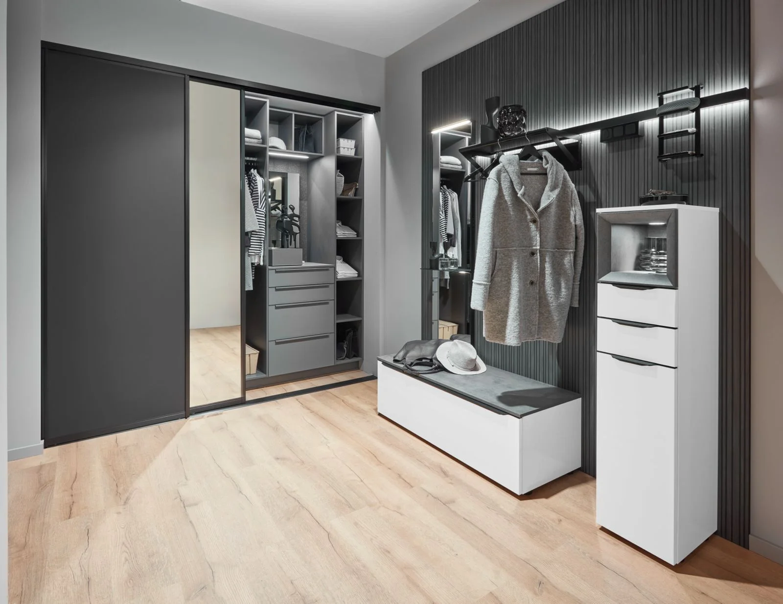 Vestiaire d'entrée sur mesure avec dressing à portes coulissantes et colonne blanche Vestiaire d'entrée sur mesure avec dressing à portes coulissantes et colonne blanche